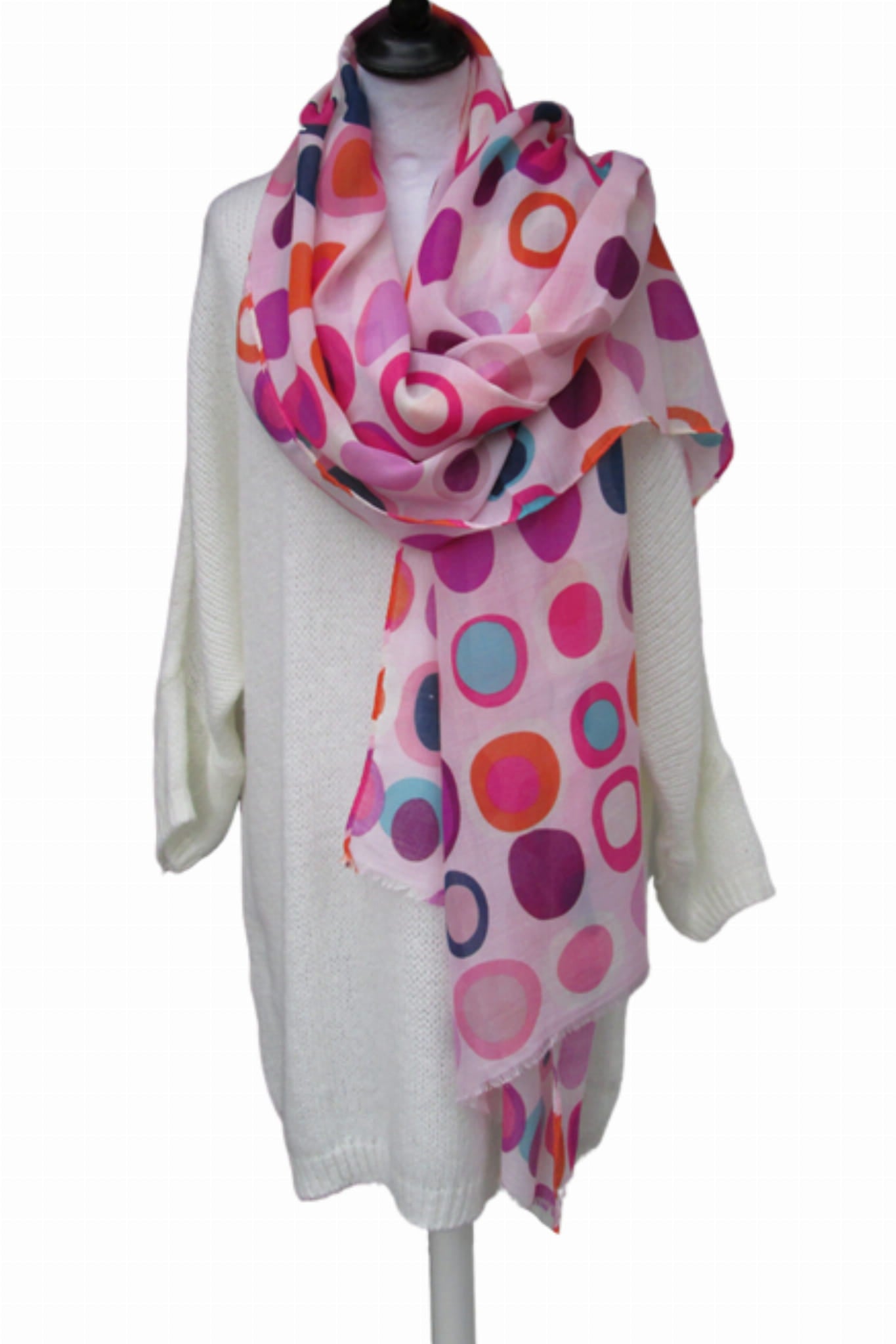 Szal damski w energetyczne kropki, doskonały dodatek do letnich stylizacji i neutralnych ubrań | KAMEA | Spironik.pl