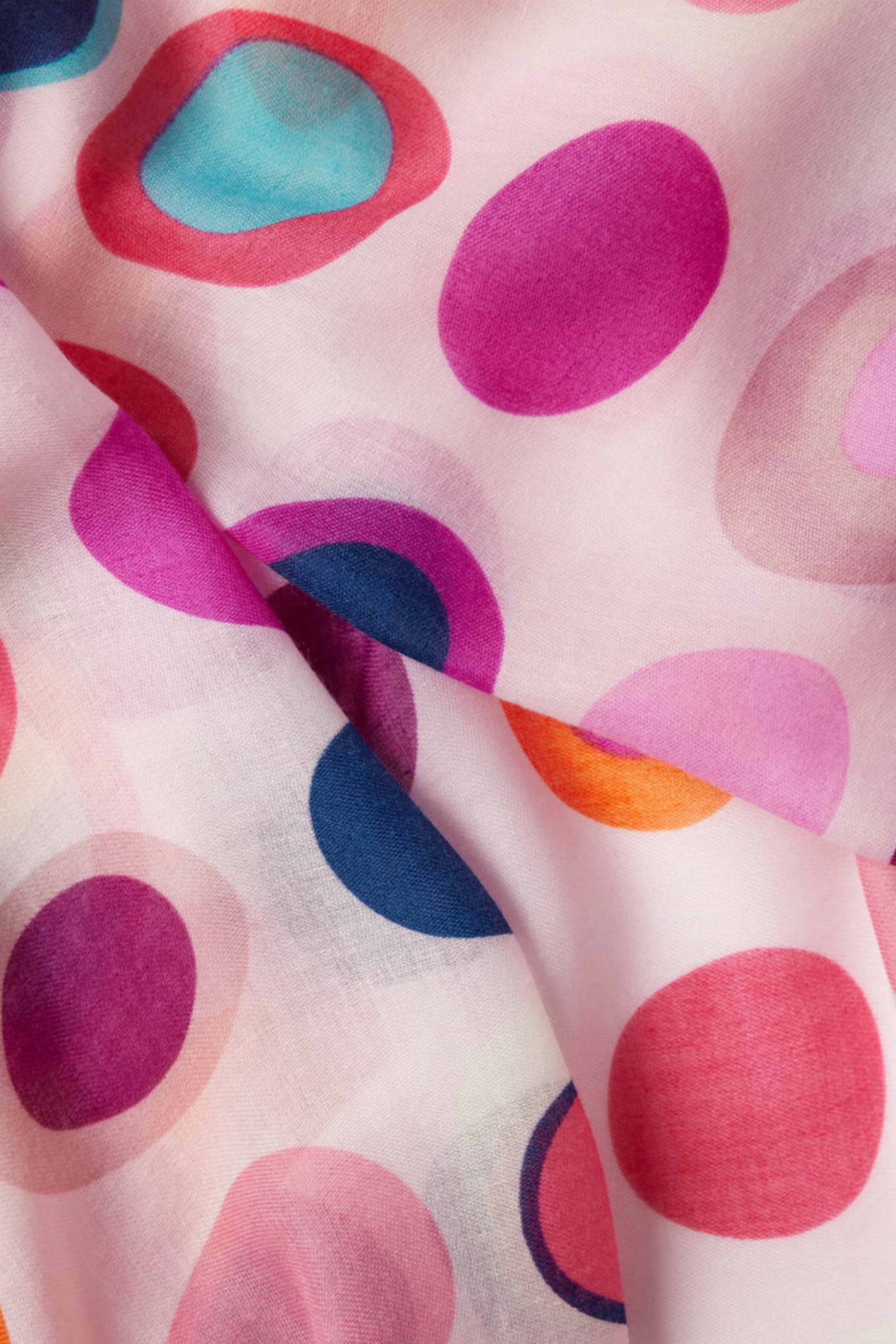 Przód szala w kropki, który dodaje radosnego akcentu każdej stylizacji, wykonany w Polsce | KAMEA | Spironik.pl