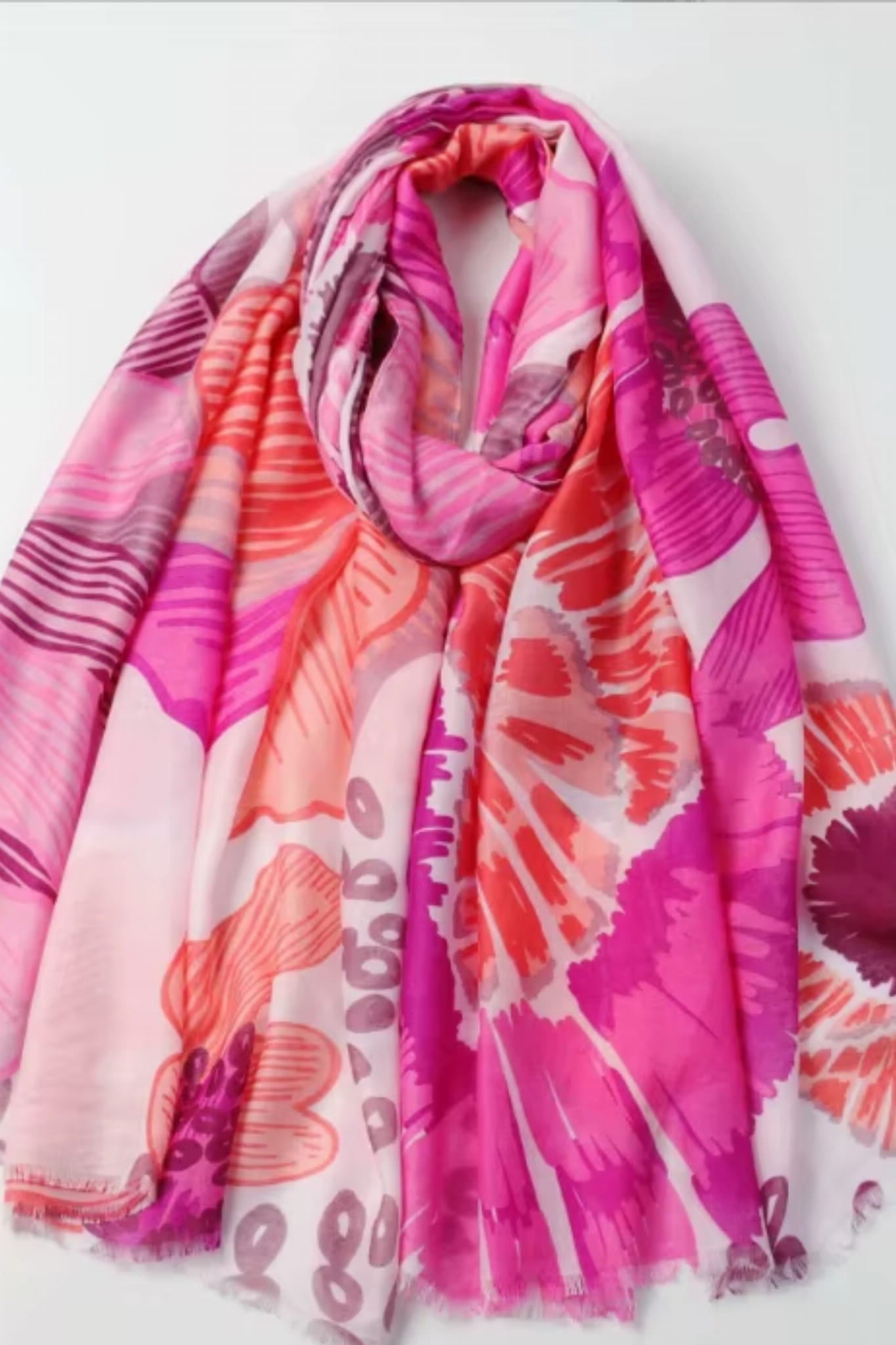 Detal szala ukazujący jego delikatną fakturę z bawełny i wiskozy w artystycznym wzorze | KAMEA | Spironik.pl