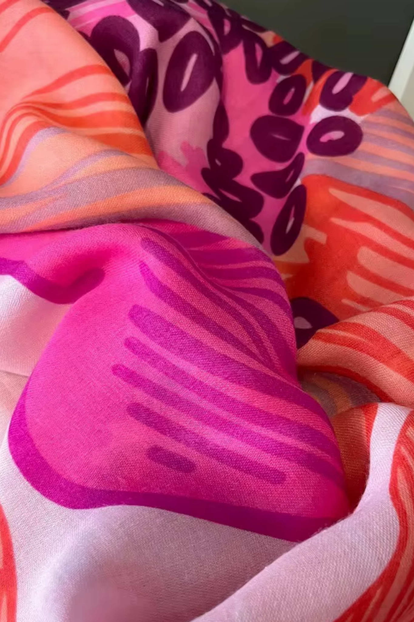 Szal w użyciu, noszony na ramionach, idealny dodatek do prostych stylizacji | KAMEA | Spironik.pl