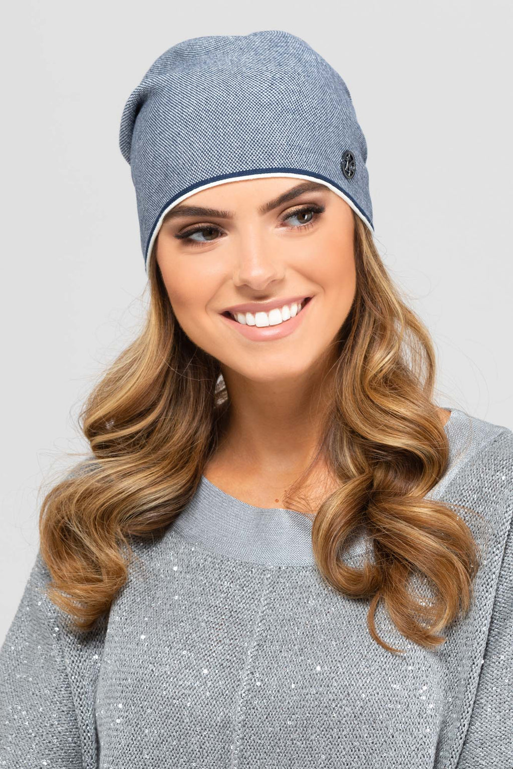 Detal czapki VIZCAYA z jodełkowym ściegiem i dwubarwnym brzegiem, dostępna w uniwersalnym rozmiarze 54-60 | KAMEA | Spironik.pl