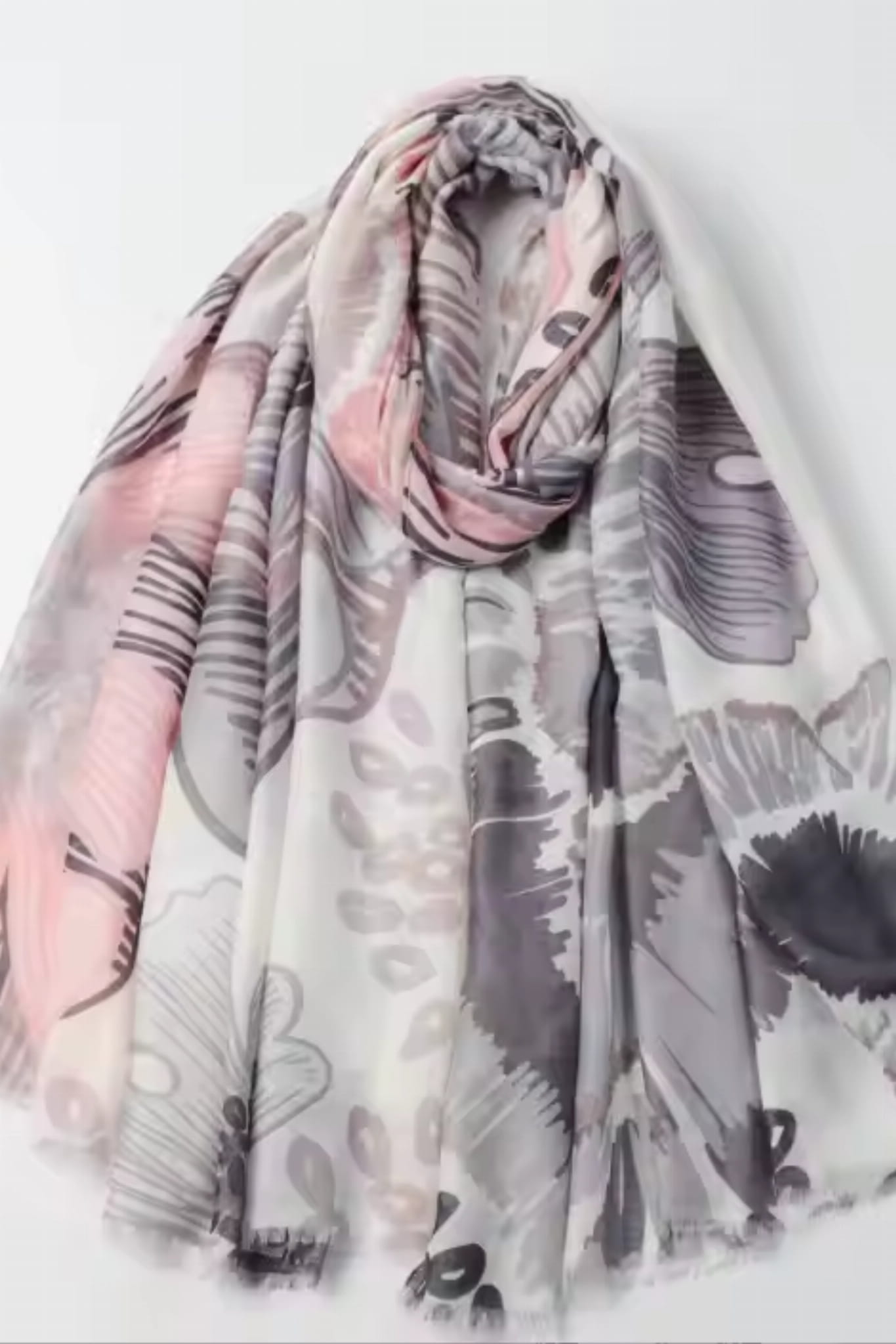 Detal szala ukazujący subtelną kolorystykę beżu, szarości i pudrowego różu | KAMEA | Spironik.pl