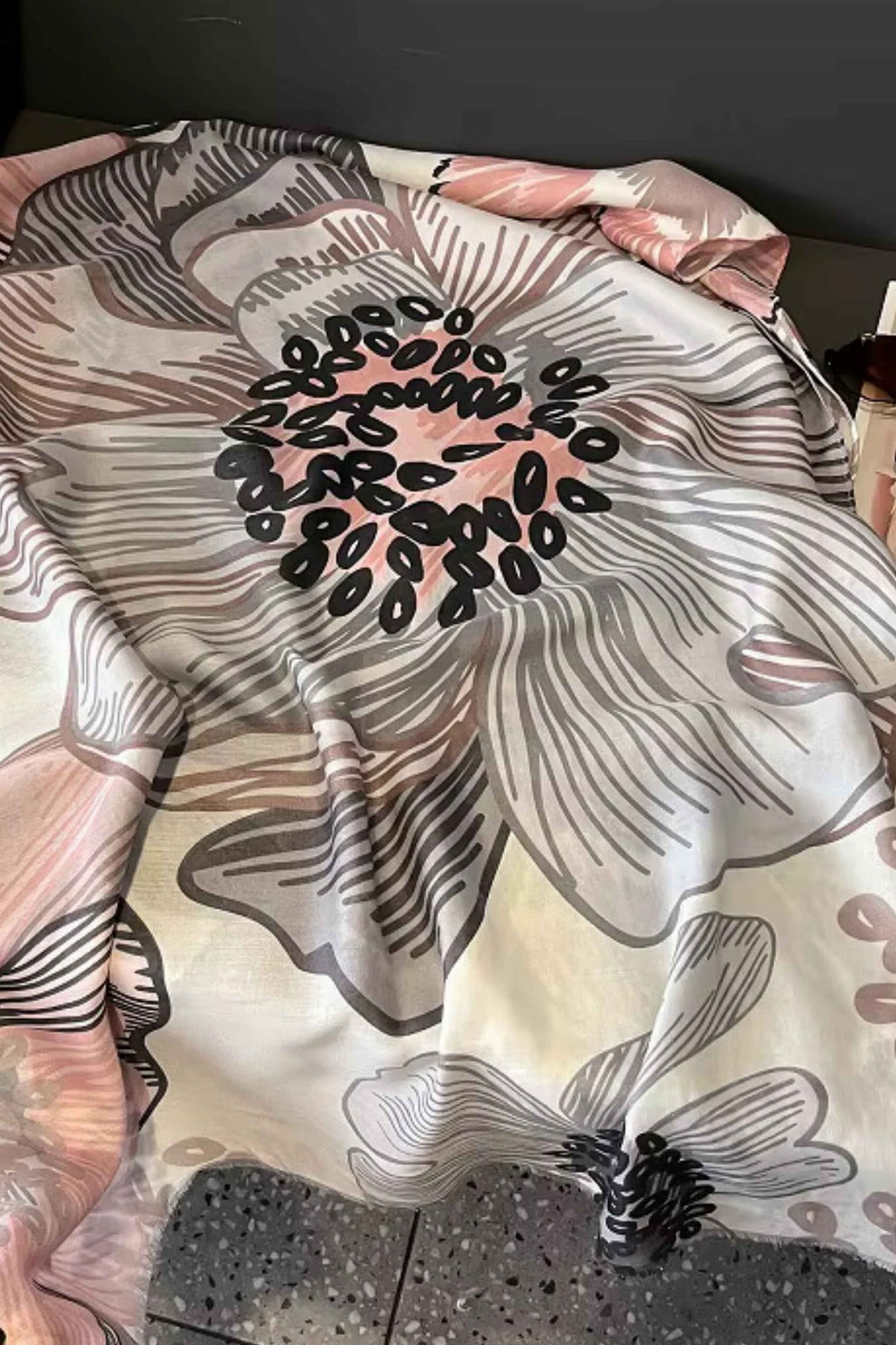 Šál o rozměrech 180x90 cm, vyrobený z měkké směsi bavlny a viskózy, dokonale se přizpůsobuje postavě | KAMEA | Spironik.pl