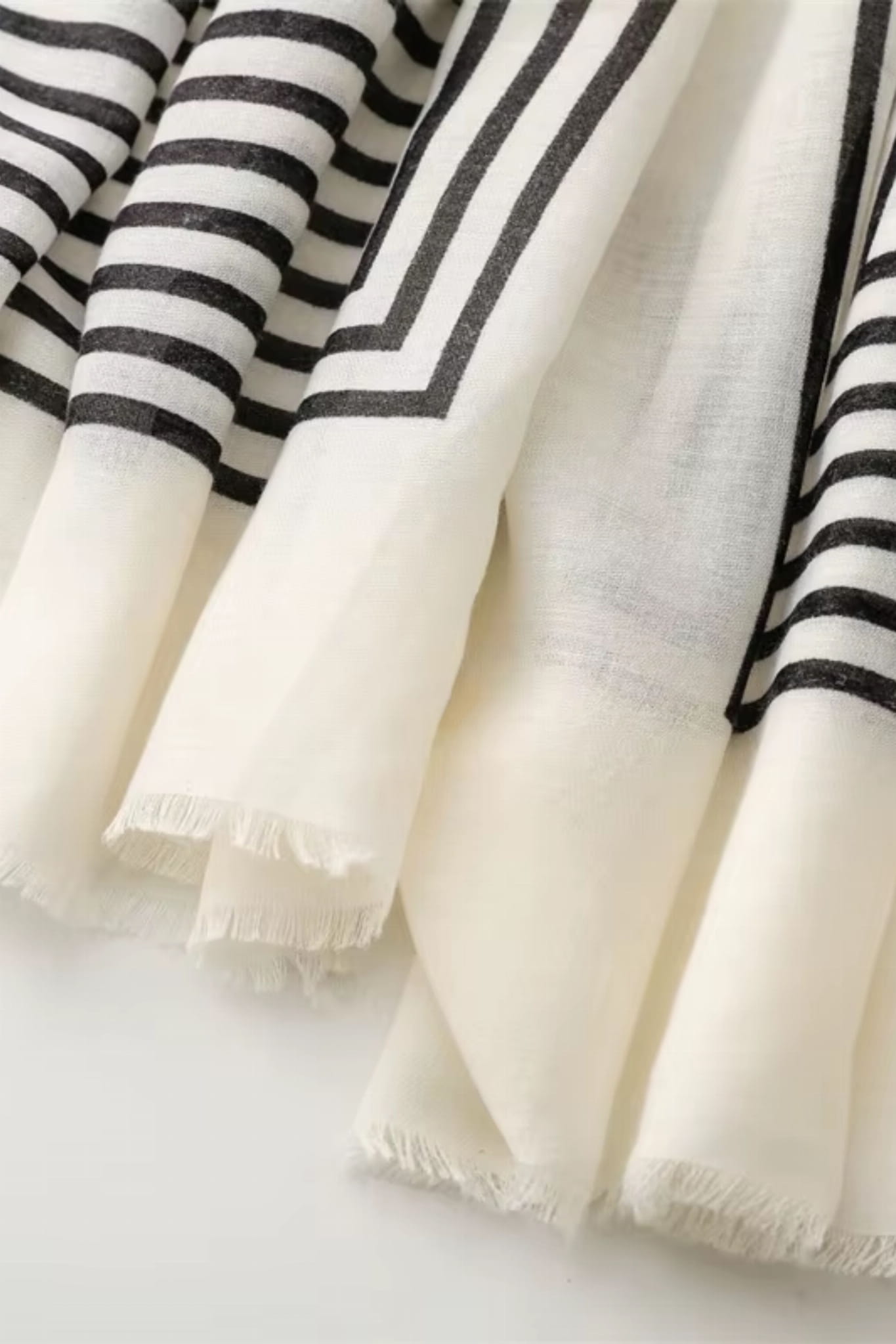 Detal szala z geometrycznym wzorem w biało-czarnych pasach, wykonany z bawełny i wiskozy | KAMEA | Spironik.pl