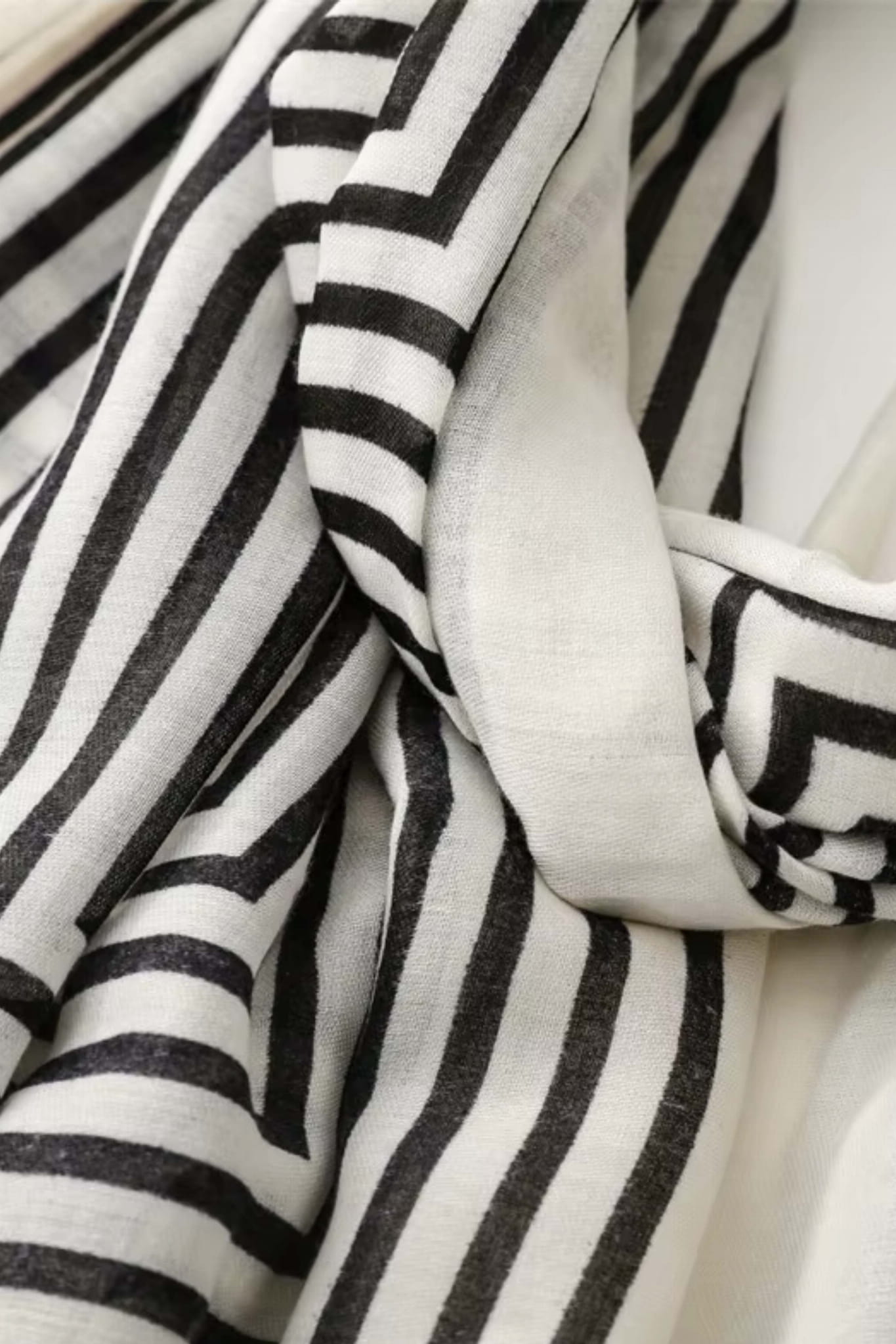 Szal w użyciu, stylowo otulający szyję, doskonały do płaszcza lub marynarki | KAMEA | Spironik.pl