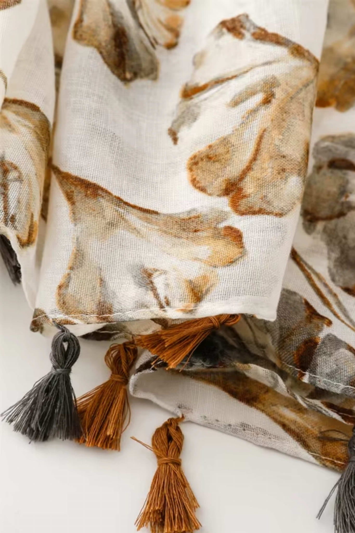 Szal w rozmiarze 180x90 cm, idealny do noszenia w różnych stylizacjach | KAMEA | Spironik.pl