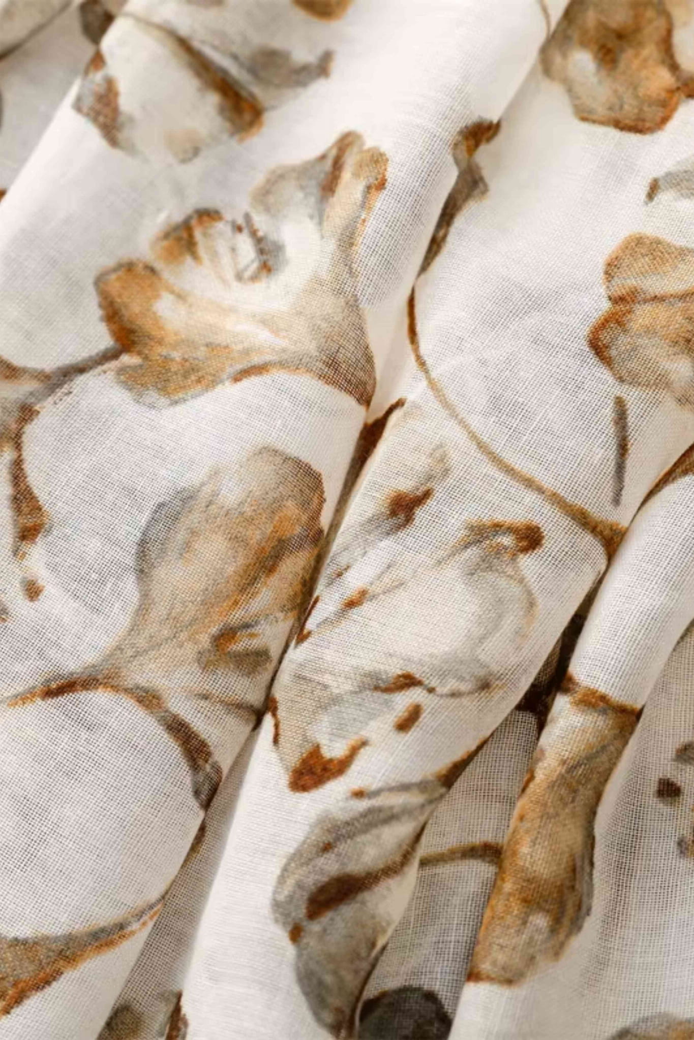 Bok beżowego szala z chwostami, prezentujący elegancki wzór inspirowany naturą | KAMEA | Spironik.pl