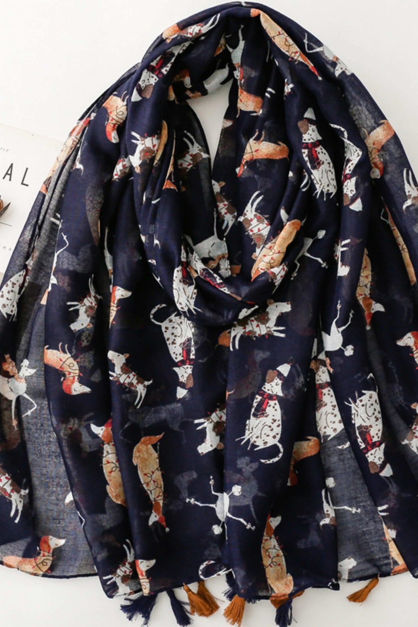 Detal szala w psy, ukazujący kolorowy nadruk na granatowym tle | KAMEA | Spironik.pl