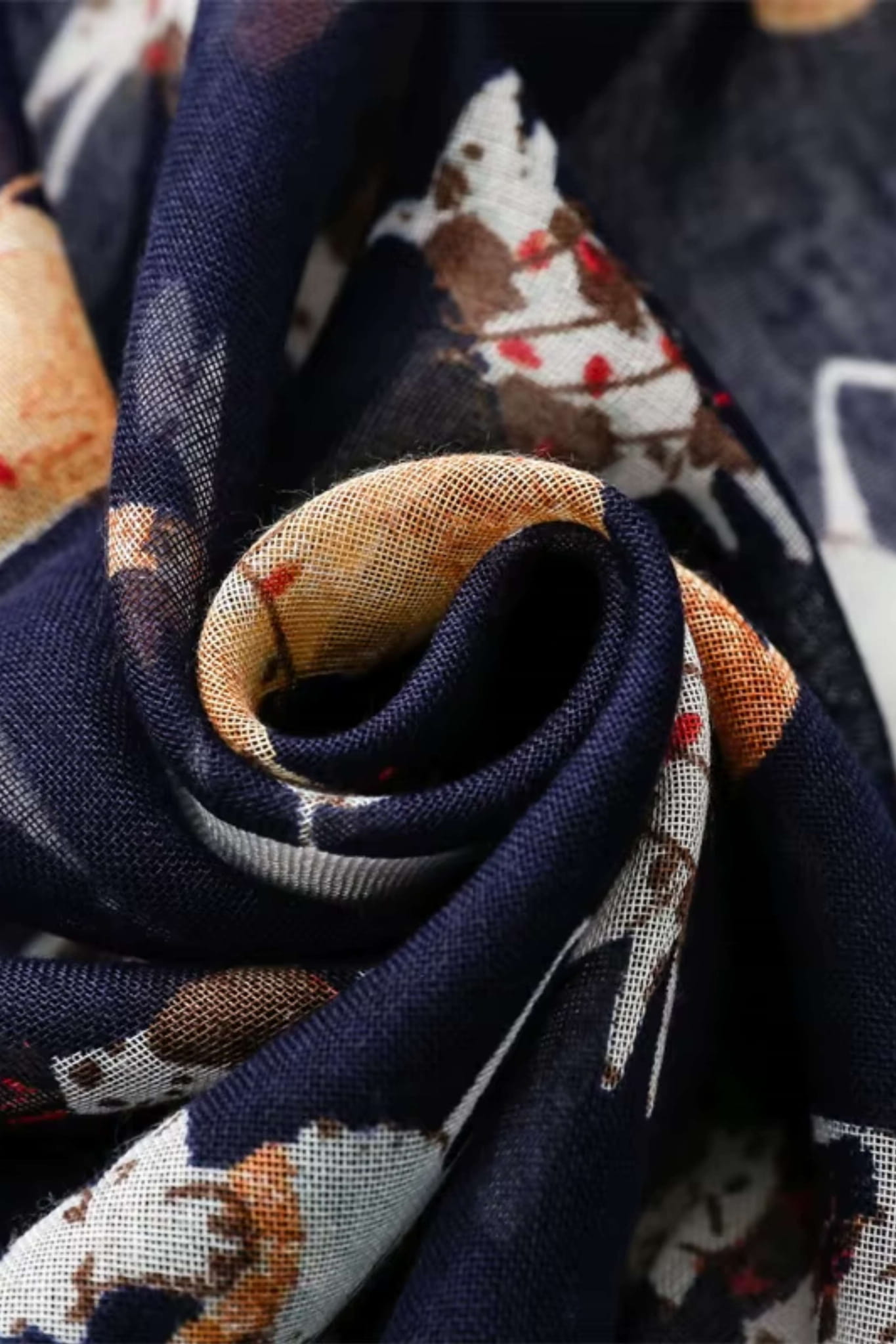 Ozdobne chwosty w kolorze granatowym i karmelowym na końcach szala | KAMEA | Spironik.pl