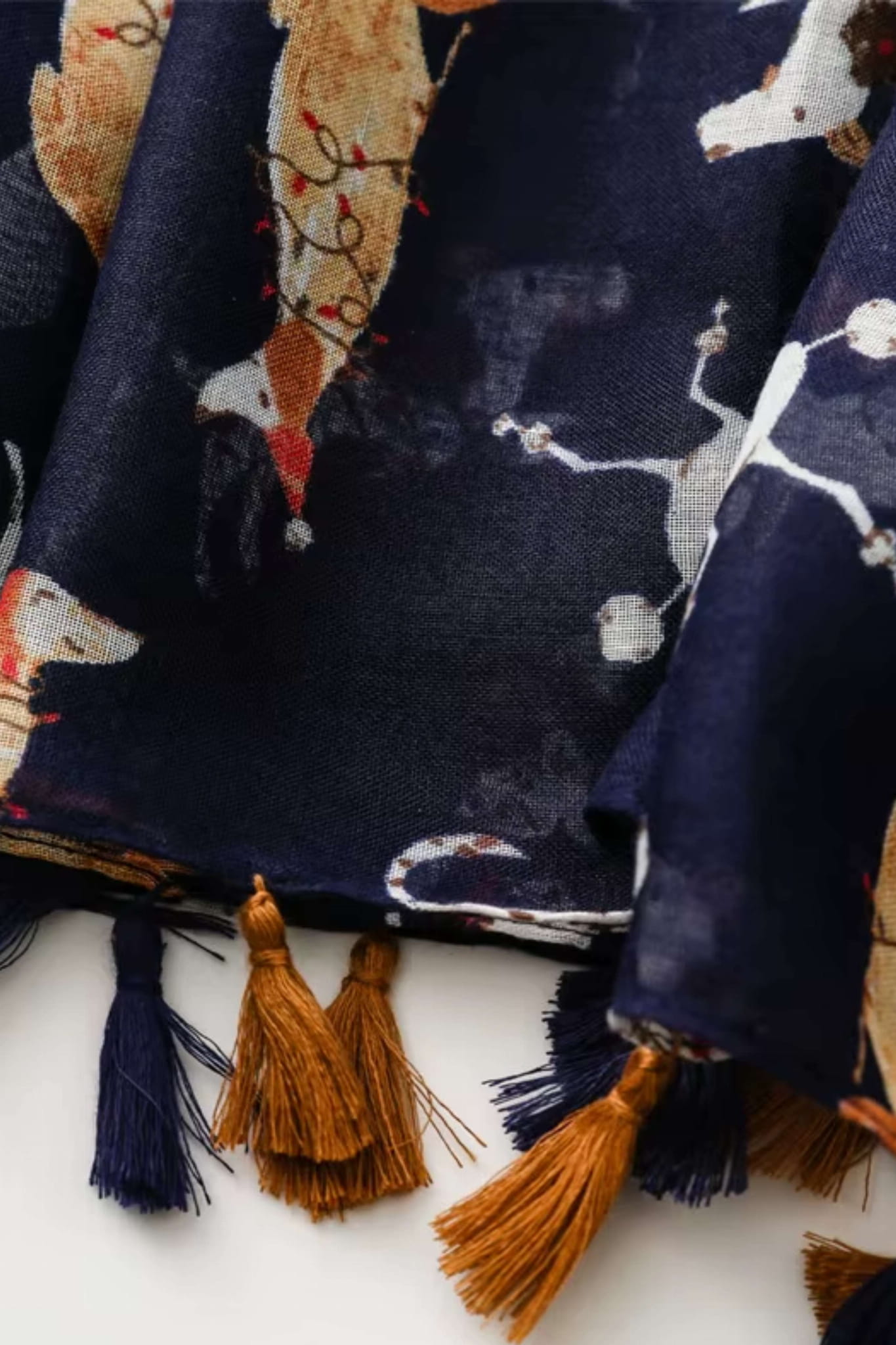 Szal w użyciu, stylizacja na co dzień z motywem psów | KAMEA | Spironik.pl