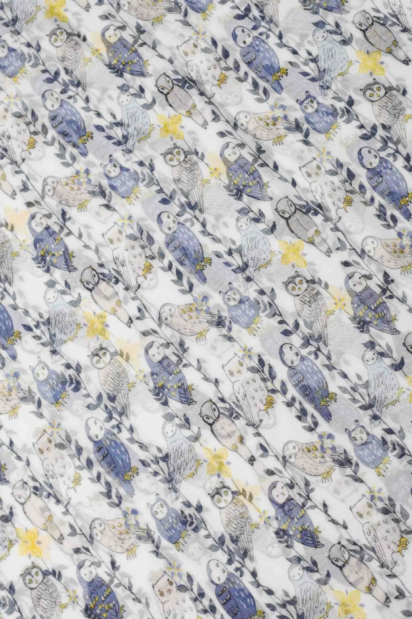 Kolorowe chwosty na końcach szala w sowy, dodające mu lekkości i artystycznego charakteru | KAMEA | Spironik.pl