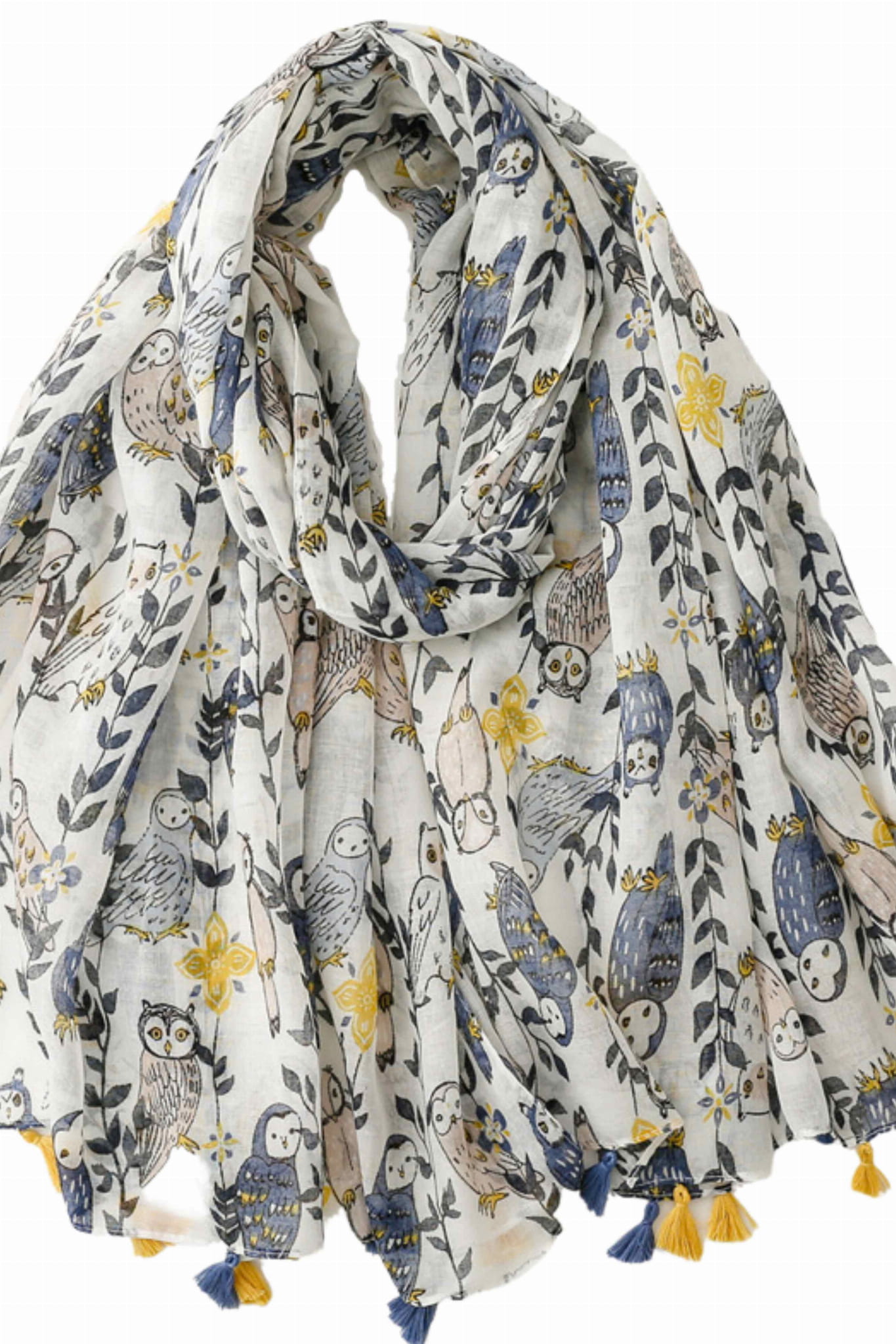 Detal wzoru szala z motywem leśnym, przedstawiający sowy wśród gałązek i liści | KAMEA | Spironik.pl