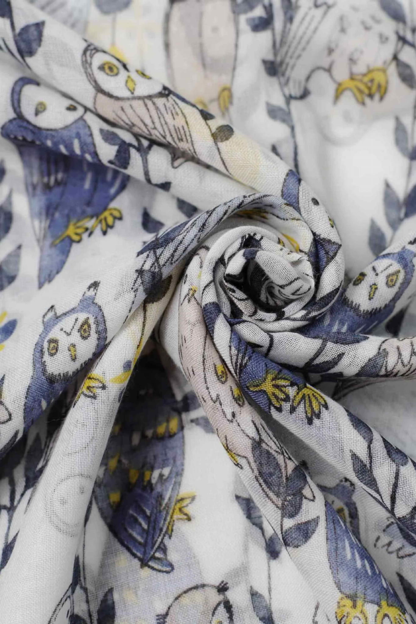 Szal w użyciu, stylizowany na wiosenną i letnią odzież, z miękkiej i przewiewnej tkaniny | KAMEA | Spironik.pl