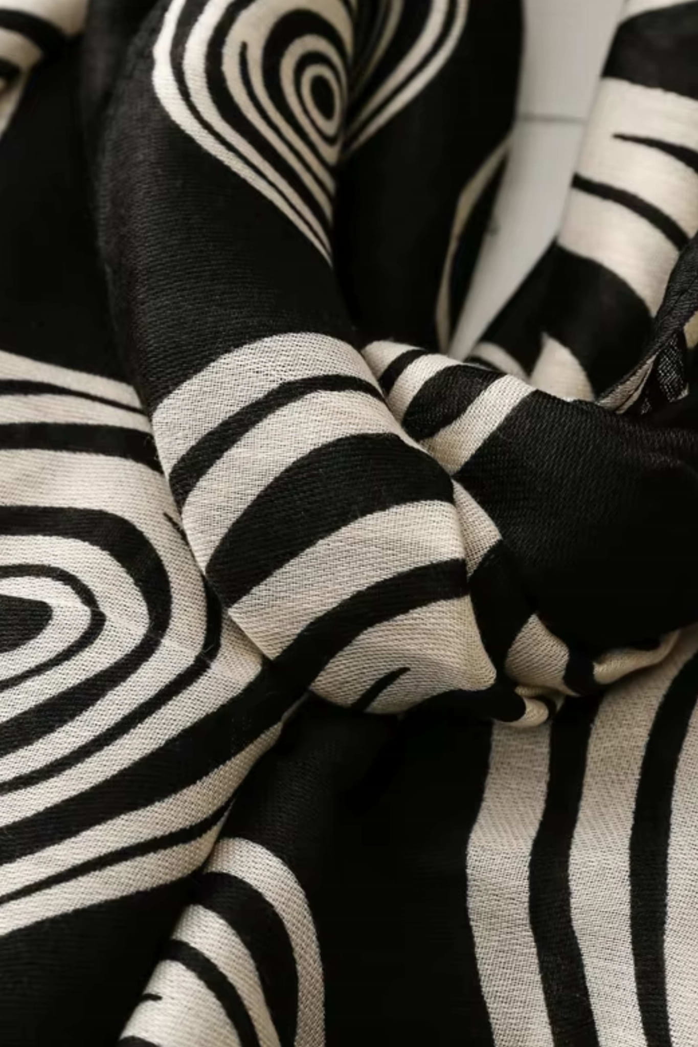 Szal damski w kolorze czarnym z kremowym wzorem, prezentujący nowoczesny design i fakturę materiału | KAMEA | Spironik.pl