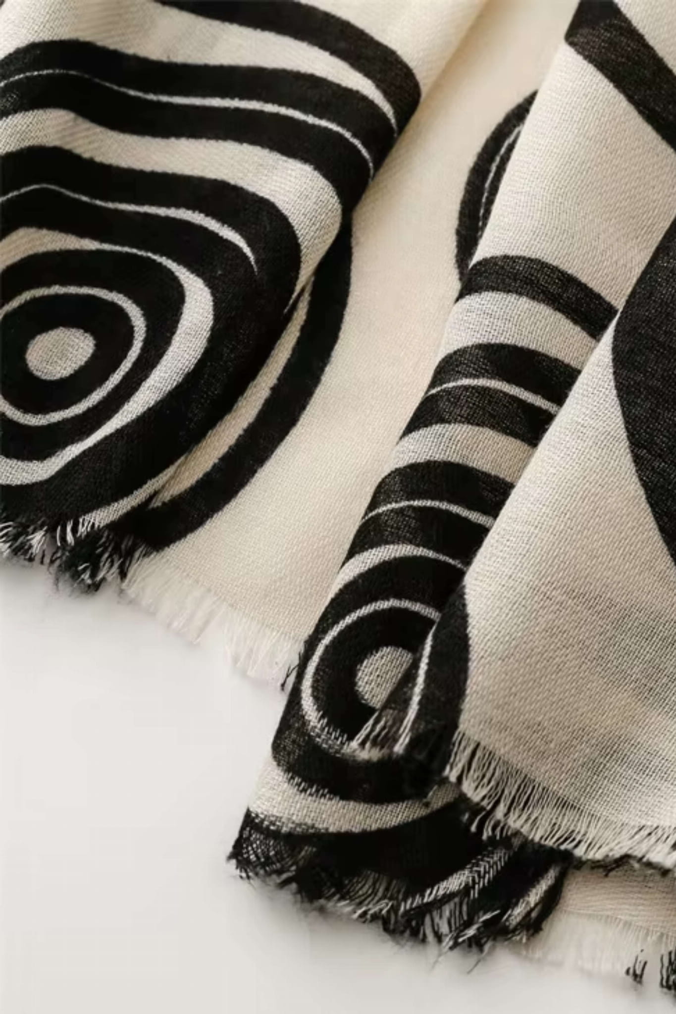 Szal w użyciu, stylowo zarzucony na ramionach modelki w codziennej stylizacji | KAMEA | Spironik.pl