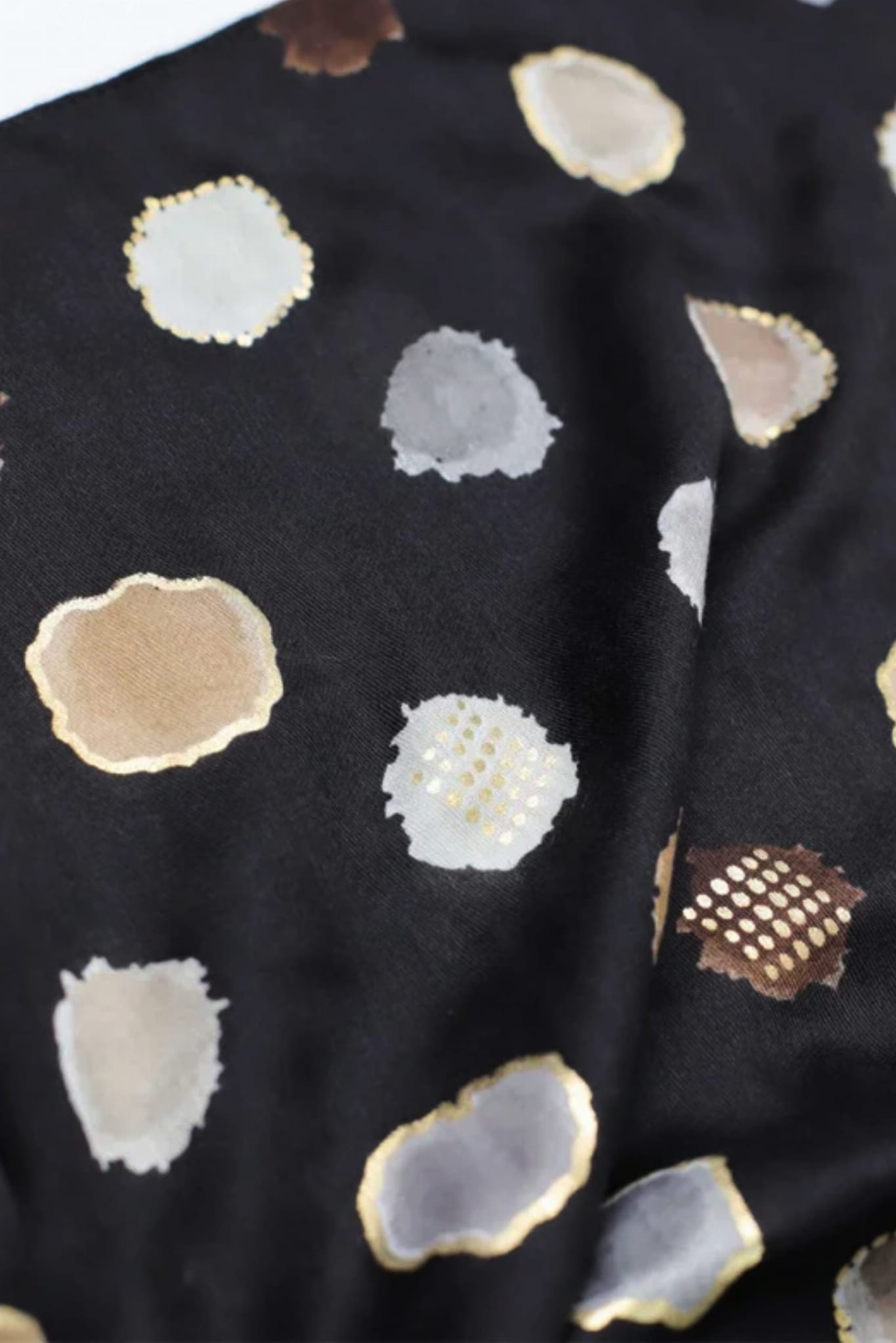 Detal szala ukazujący miękką fakturę materiału oraz kolorowe kropki na czarnym tle | KAMEA | Spironik.pl