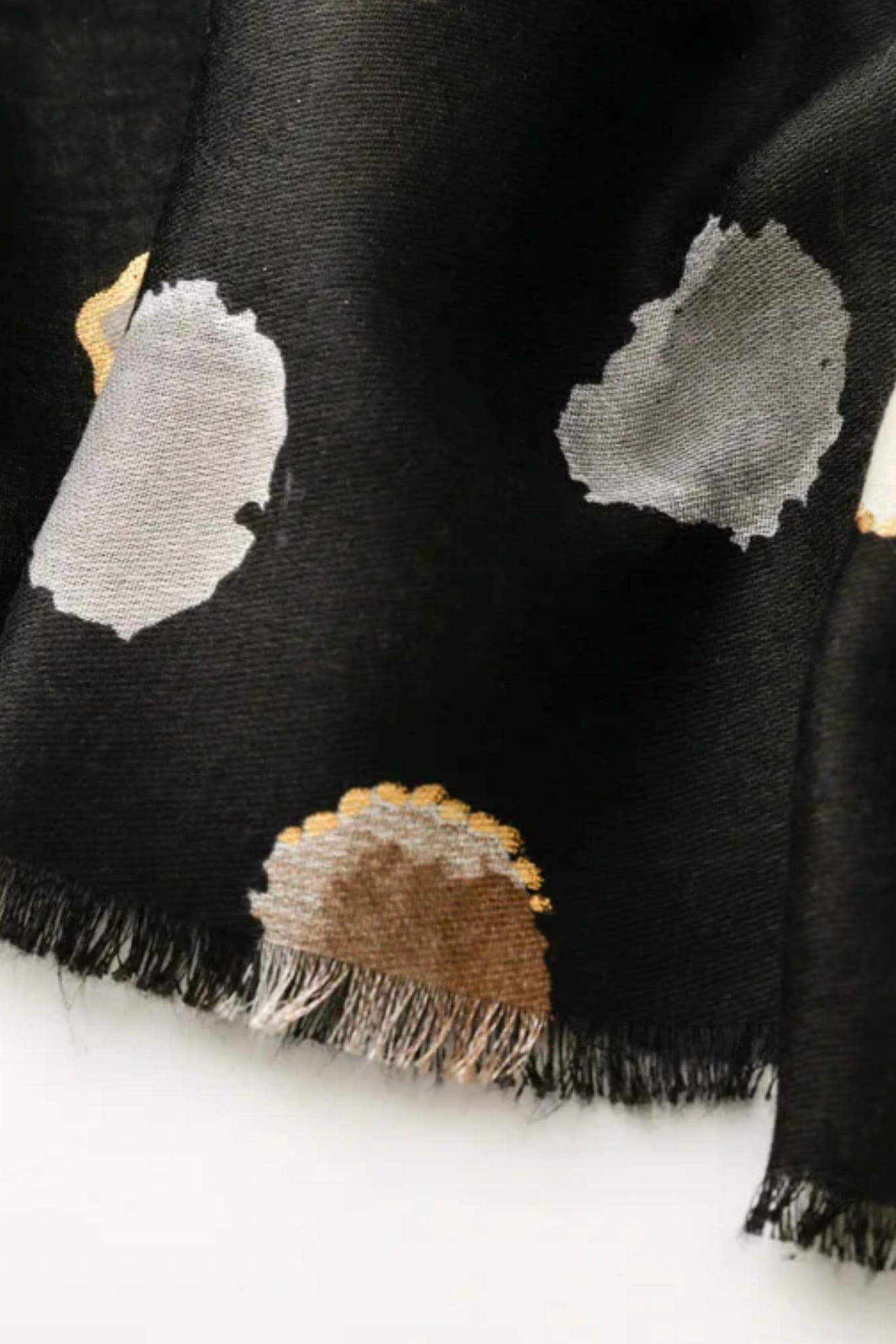 Szal o wymiarach 180 x 90 cm, idealny do noszenia w różnych stylizacjach | KAMEA | Spironik.pl