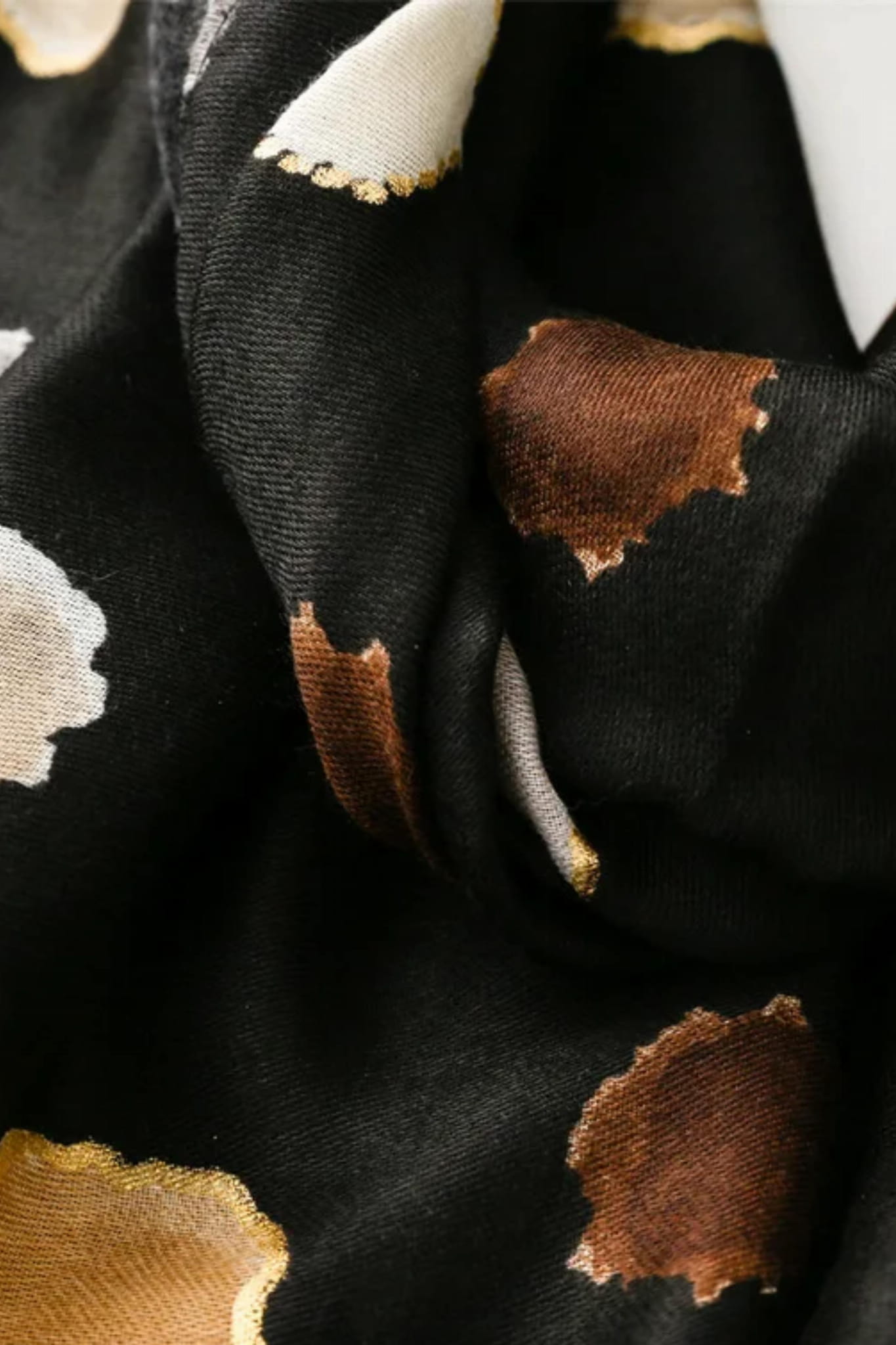 Przód czarnego szala z artystycznym wzorem, doskonały na codzienne i eleganckie wyjścia | KAMEA | Spironik.pl