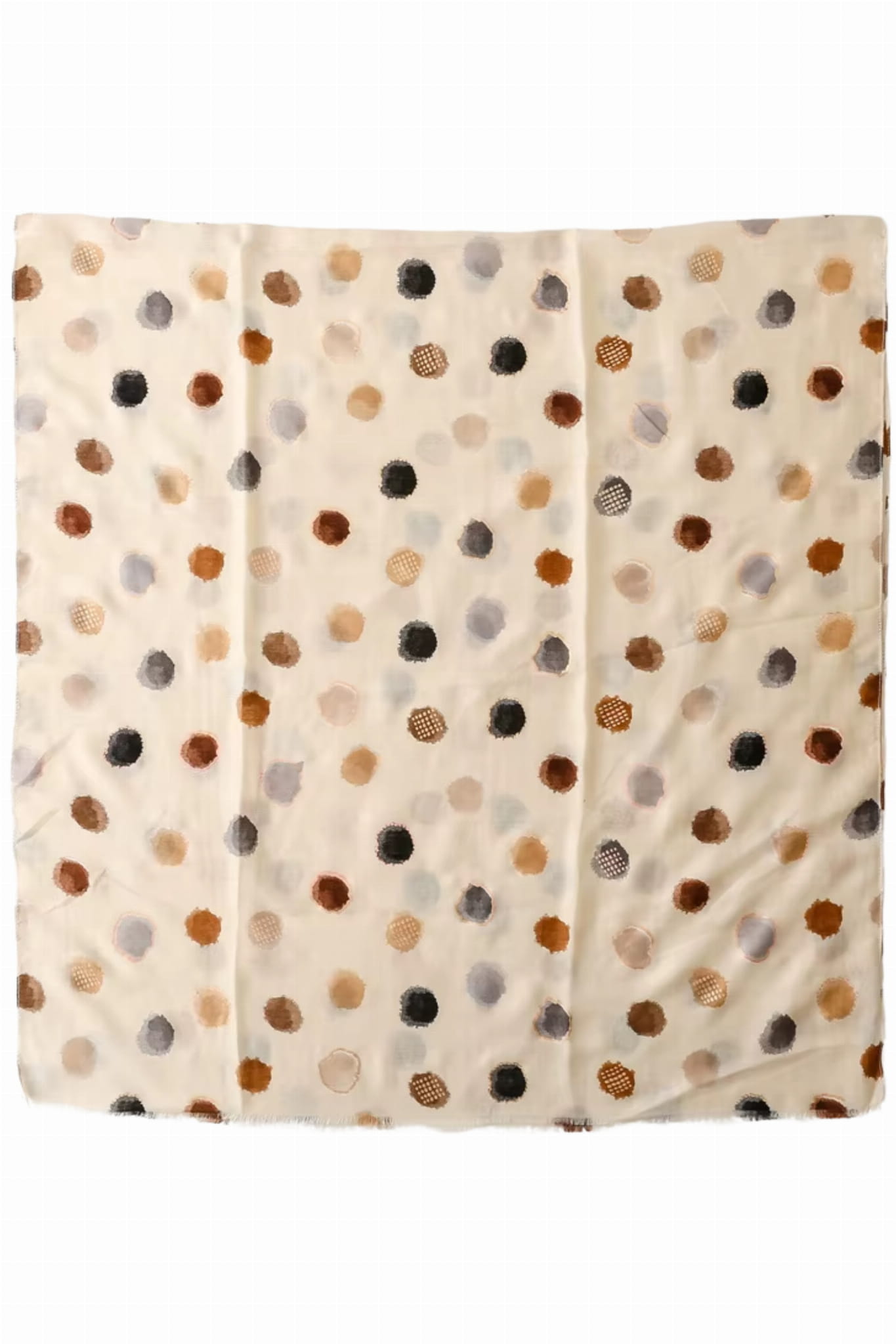 Detal szala z wielokolorowymi kropkami na jasnym beżowym tle, idealny do stylizacji casualowych | KAMEA | Spironik.pl