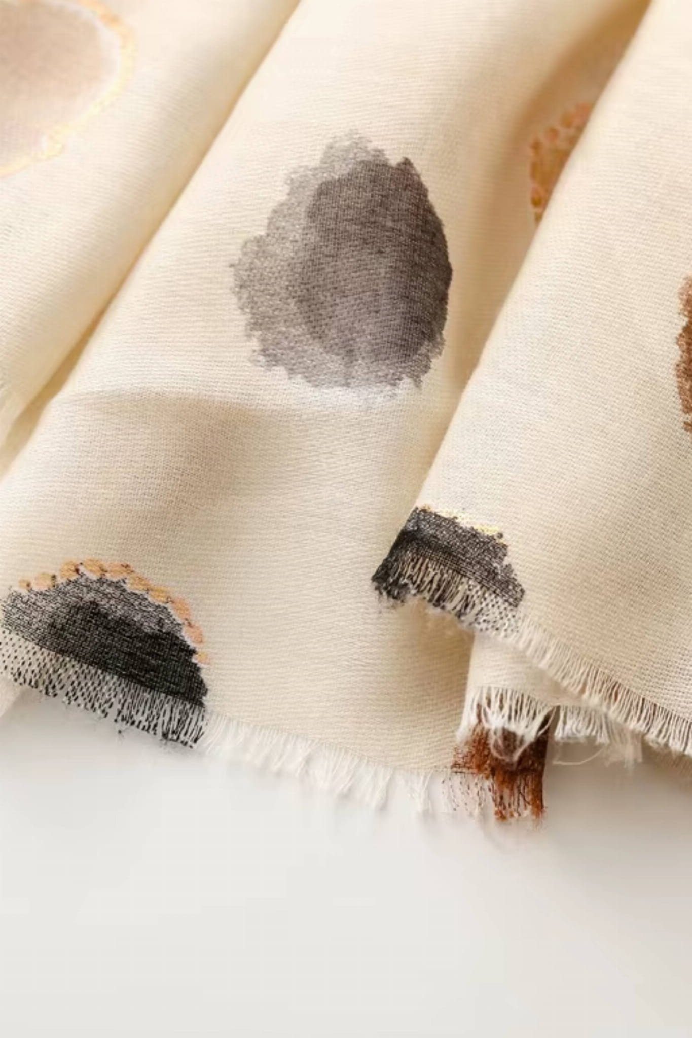 Szal damski w odcieniu beżu, z widoczną fakturą materiału, doskonały na różne pory roku | KAMEA | Spironik.pl