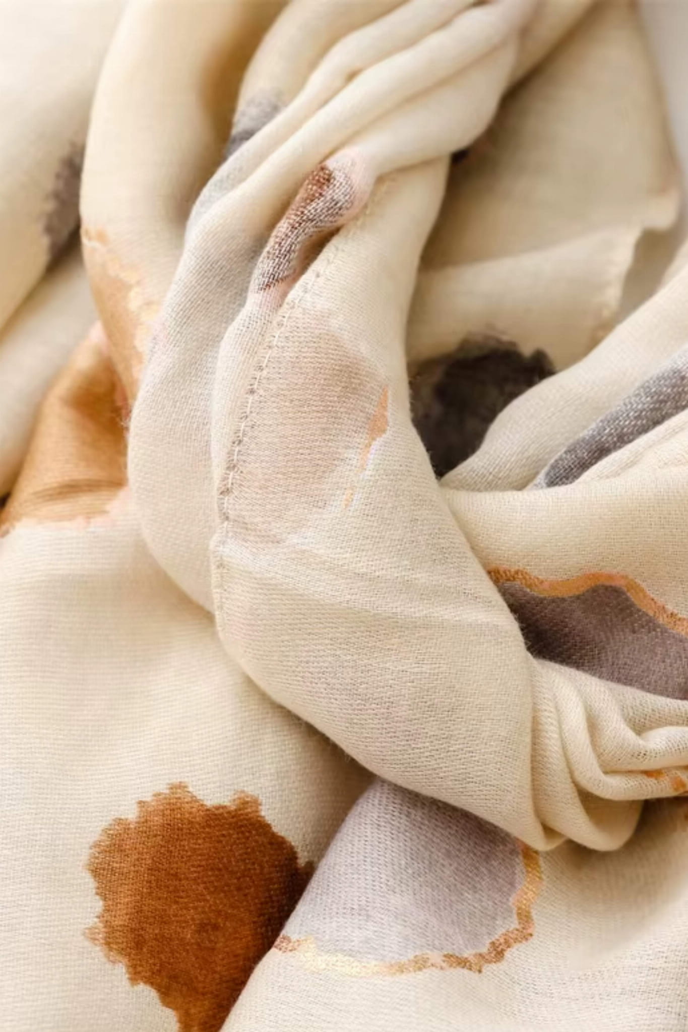 Beżowy szal w użyciu, stylizowany jako okrycie ramion, podkreślający elegancki look | KAMEA | Spironik.pl