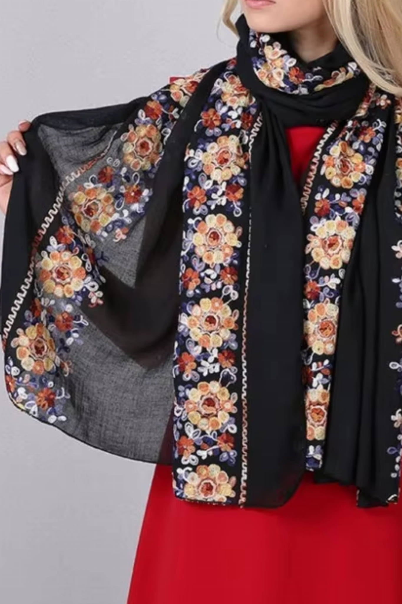 Czarny szal na ramionach modelki, stylizacja boho z kolorowym haftem kwiatowym | KAMEA | Spironik.pl