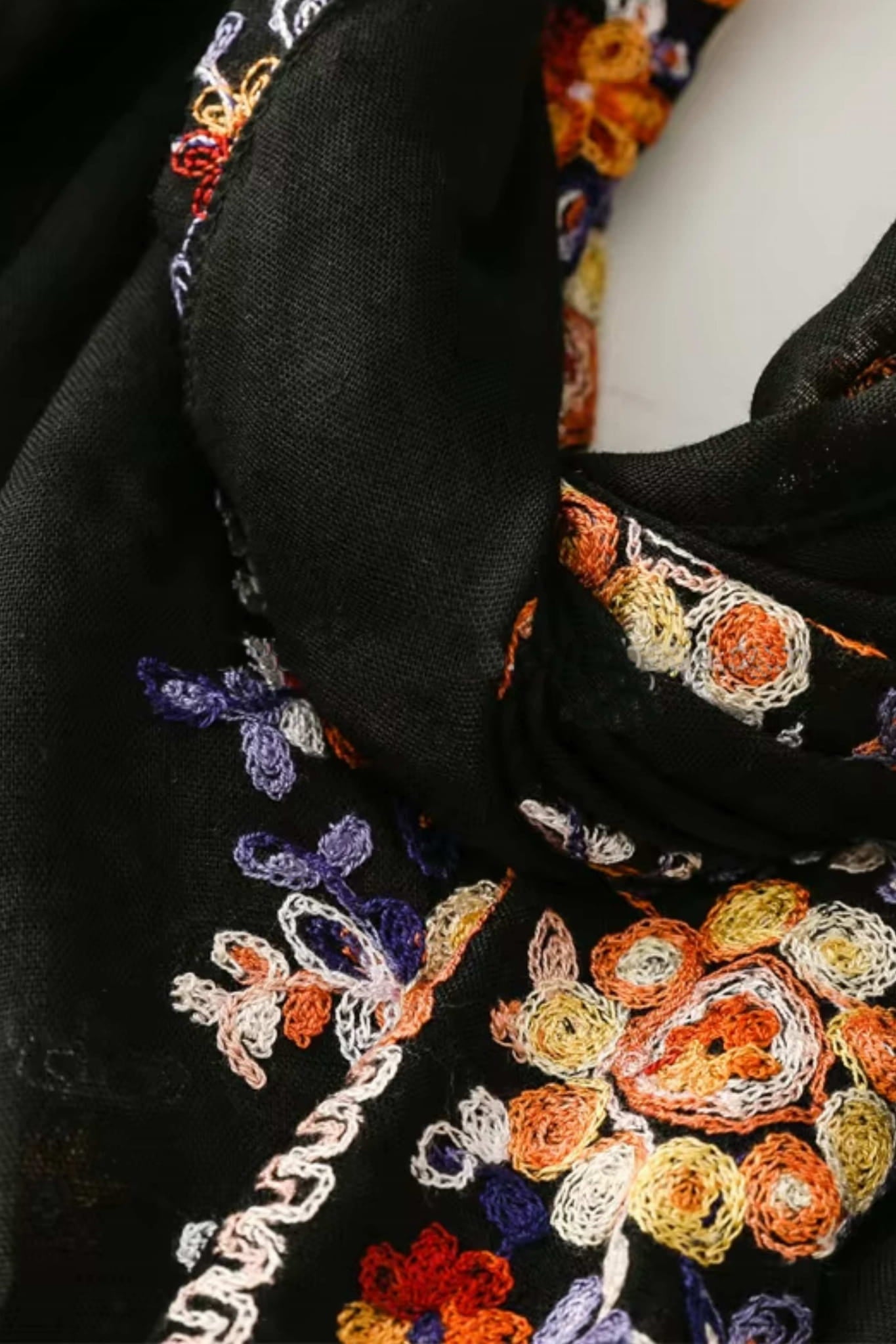 Szal w ujęciu z boku, prezentujący jego lekkość i wymiary 180 x 90 cm | KAMEA | Spironik.pl