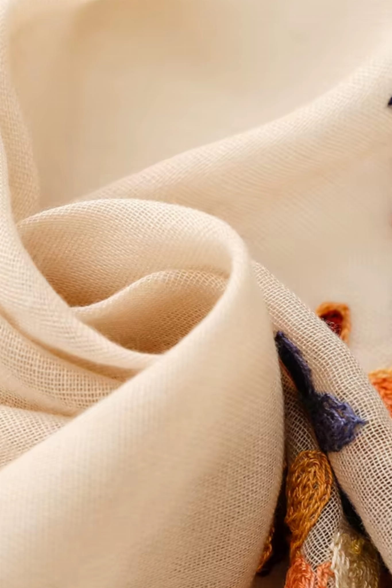 Szal damski w kolorze beżowym o wymiarach 180x90 cm, idealny do noszenia na co dzień lub na uroczystości | KAMEA | Spironik.pl