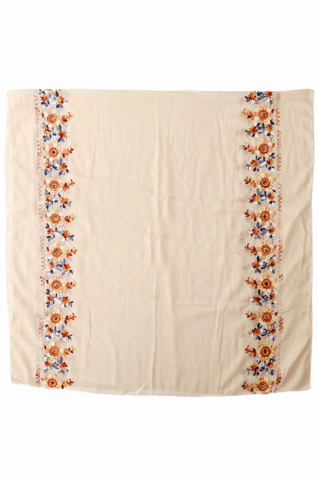 Beżowy szal z haftem, układany wokół szyi, prezentujący romantyczny i klasyczny styl | KAMEA | Spironik.pl