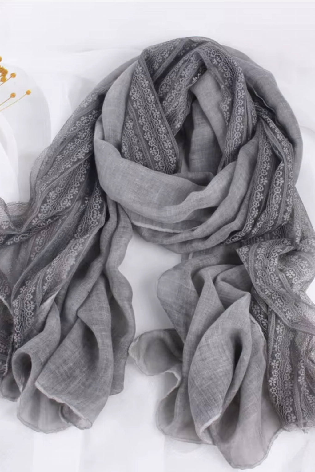 Dámský šál v šedé barvě, ukazující měkkou texturu materiálu zblízka | KAMEA | Spironik.pl