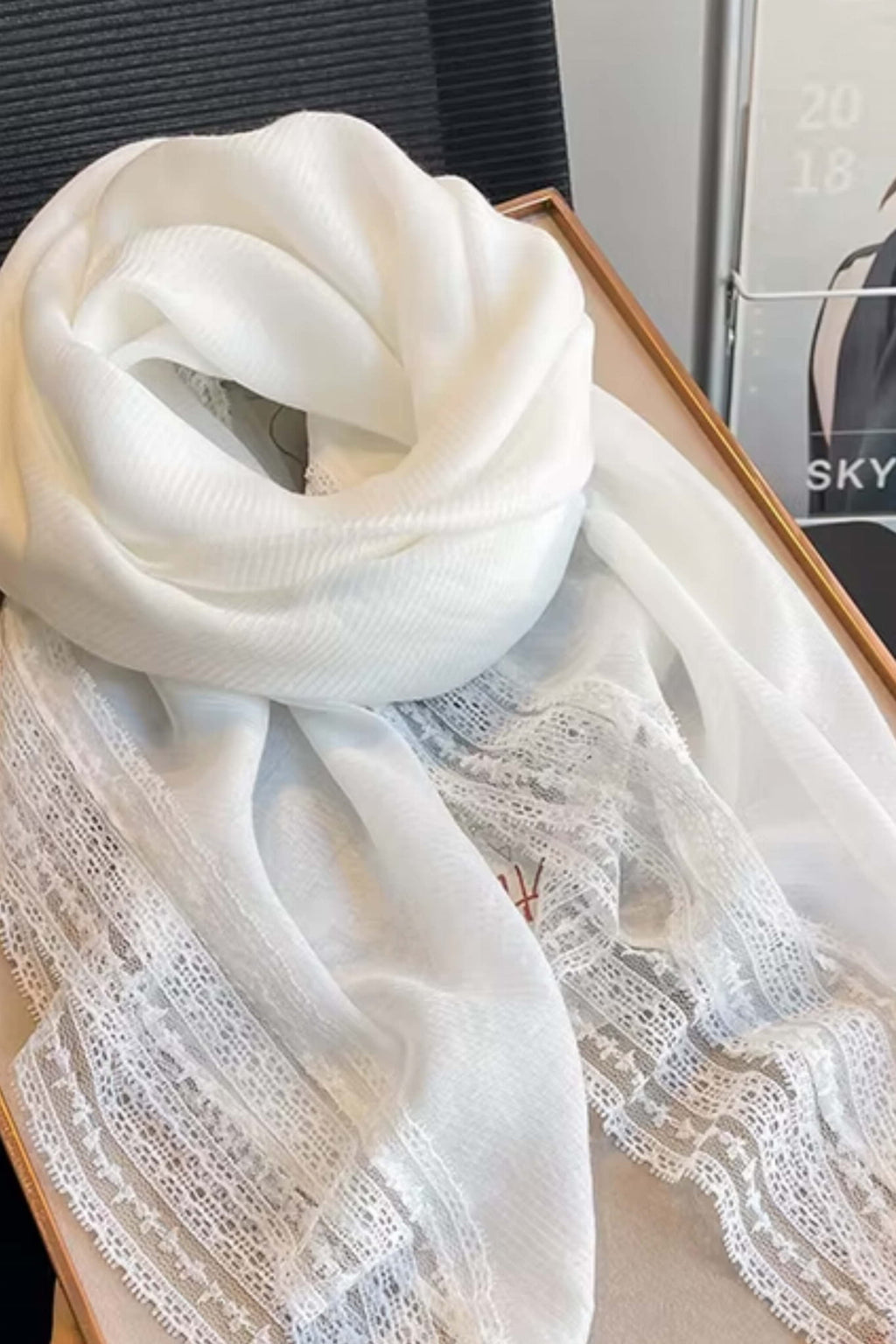 Detal koronki na brzegach chusty ecru, która dodaje elegancji i romantycznego charakteru | KAMEA | Spironik.pl