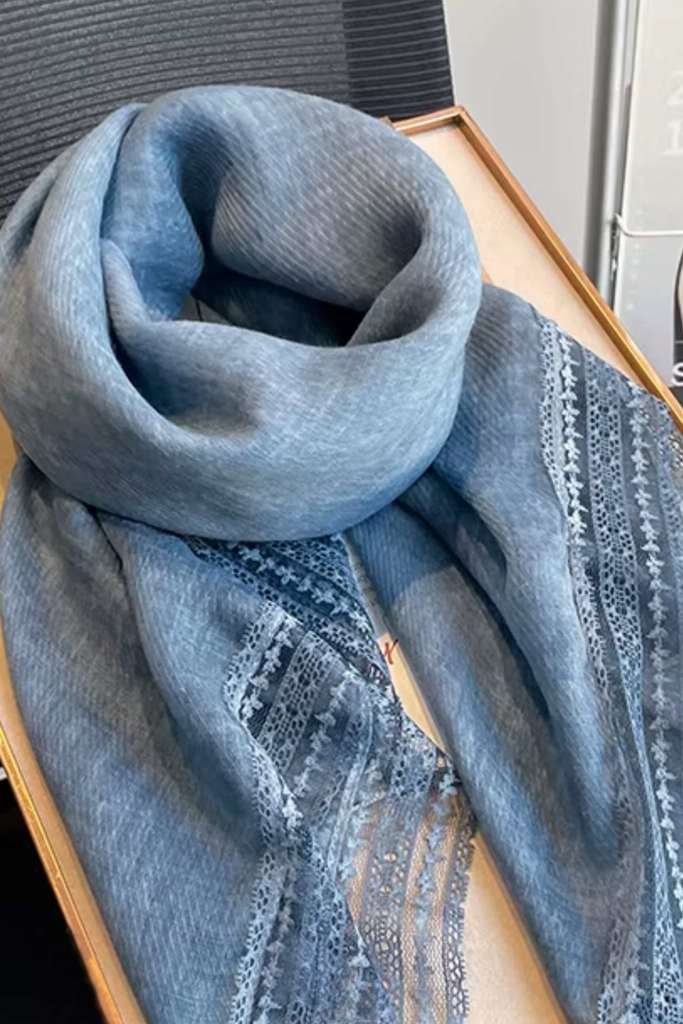 Chusta Damska, Model: C2223-7//T29//8, Kolor: jeansowy, Skład materiału: 80% Bawełna; 20% Poliester, Przeznaczenie: Wielosezonowe, Wymiary(długość/szerokość): 100cm/100cm (Chusta Damska, zdjęcie 2)