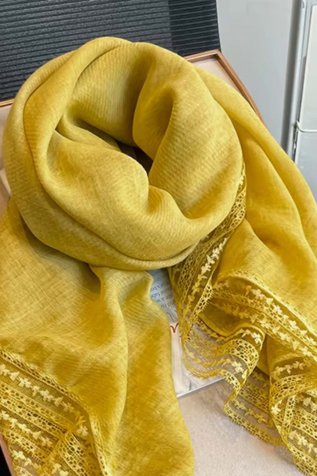 Detal koronki na brzegach żółtej chusty 100x100 cm, idealnej na wiosenne i letnie stylizacje | KAMEA | Spironik.pl