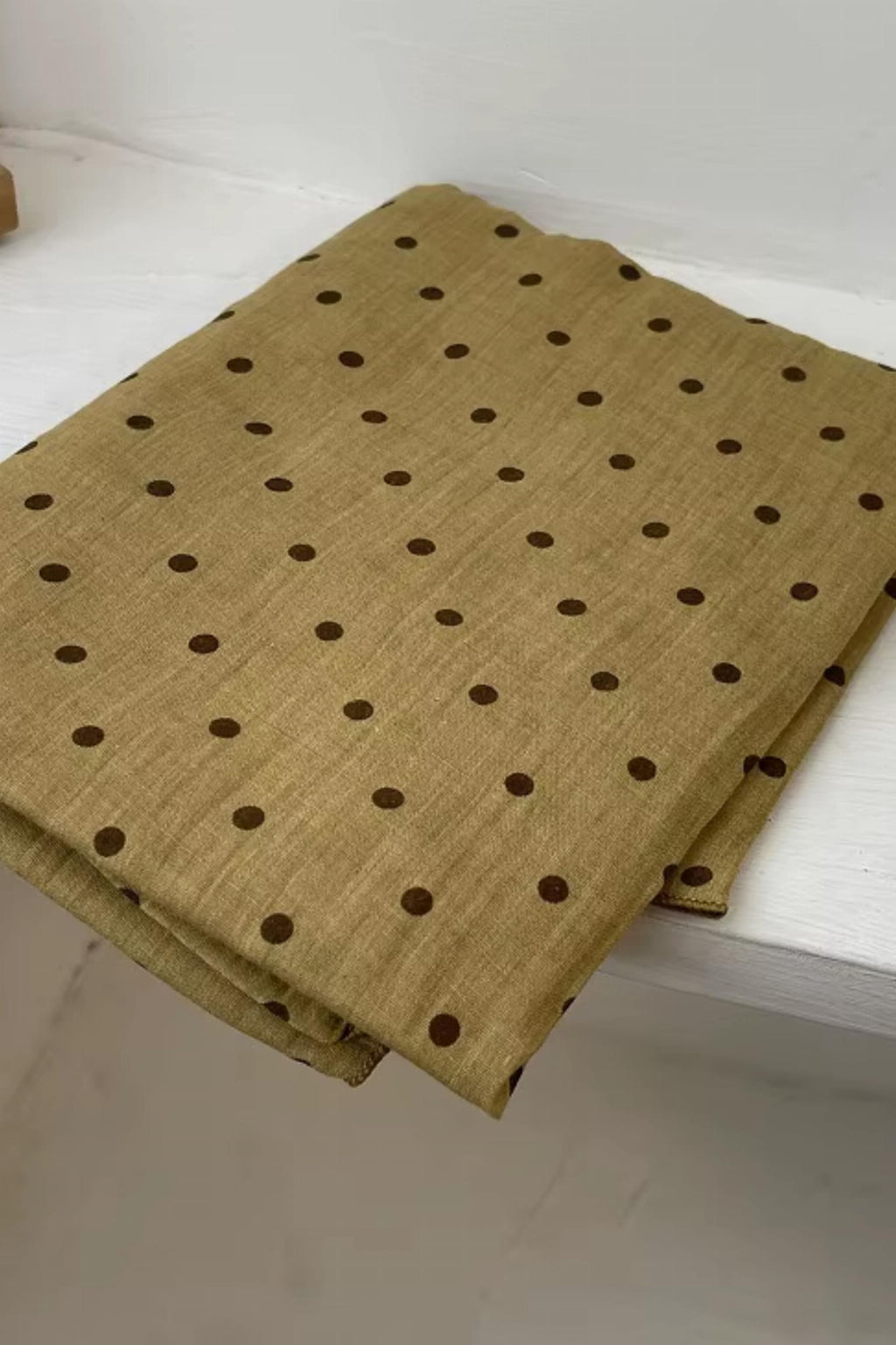 Detail hořčicového šálu s tmavohnědými tečkami, ukazující měkkou strukturu materiálu | KAMEA | Spironik.pl