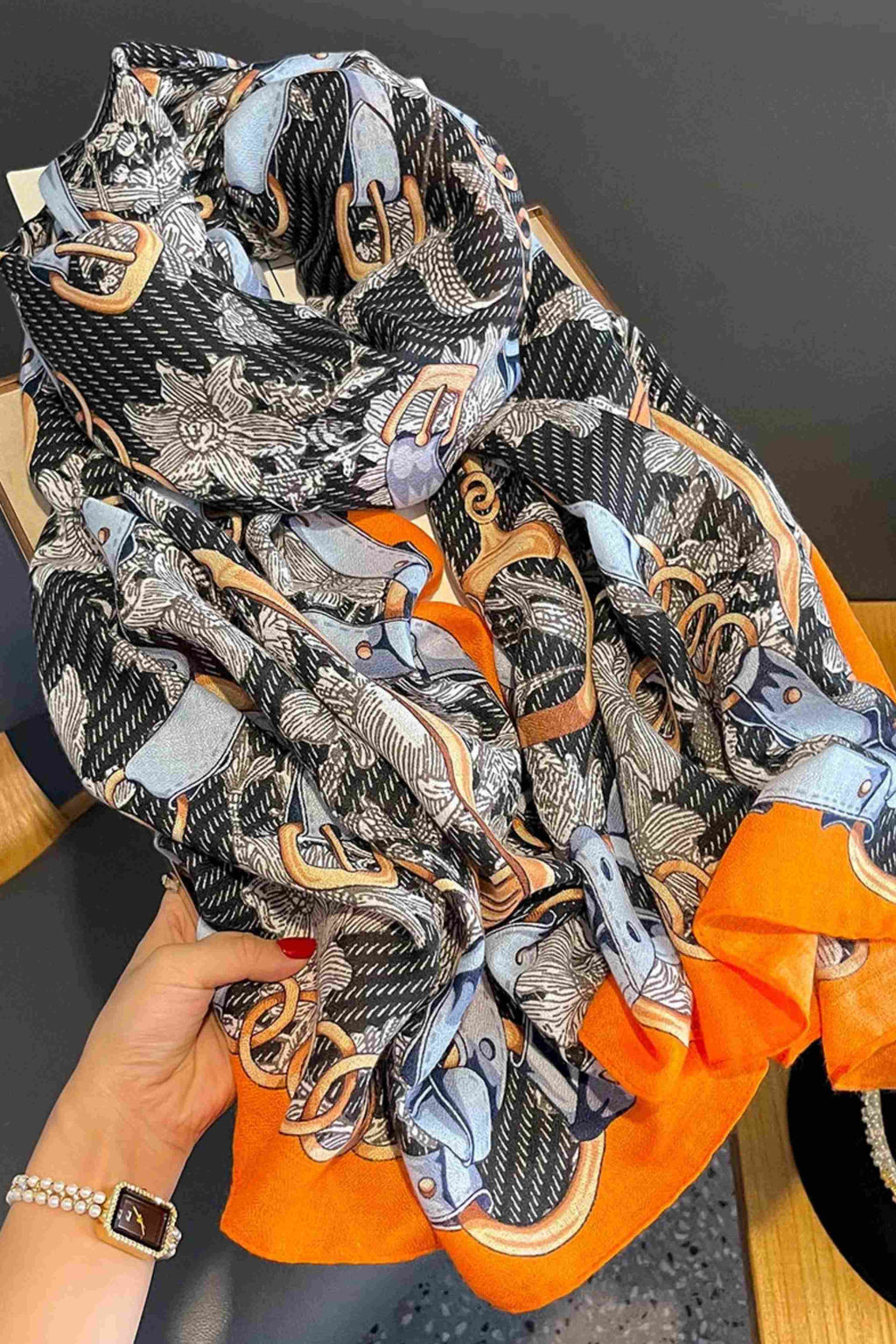 Szaliki, Model: C2173-4//T32//11, Kolor: pomarańczowy, Skład materiału: 100% Wiskoza, Przeznaczenie: Wielosezonowe, Wymiary(długość/szerokość): 180cm/85cm (Szaliki, zdjęcie 2)