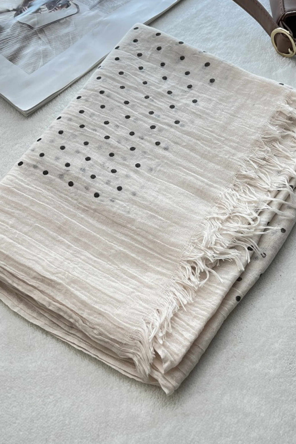 Деталь шарфа в чорні крапки, що показує м’яку фактуру матеріалу та елегантний стиль | KAMEA | Spironik.pl