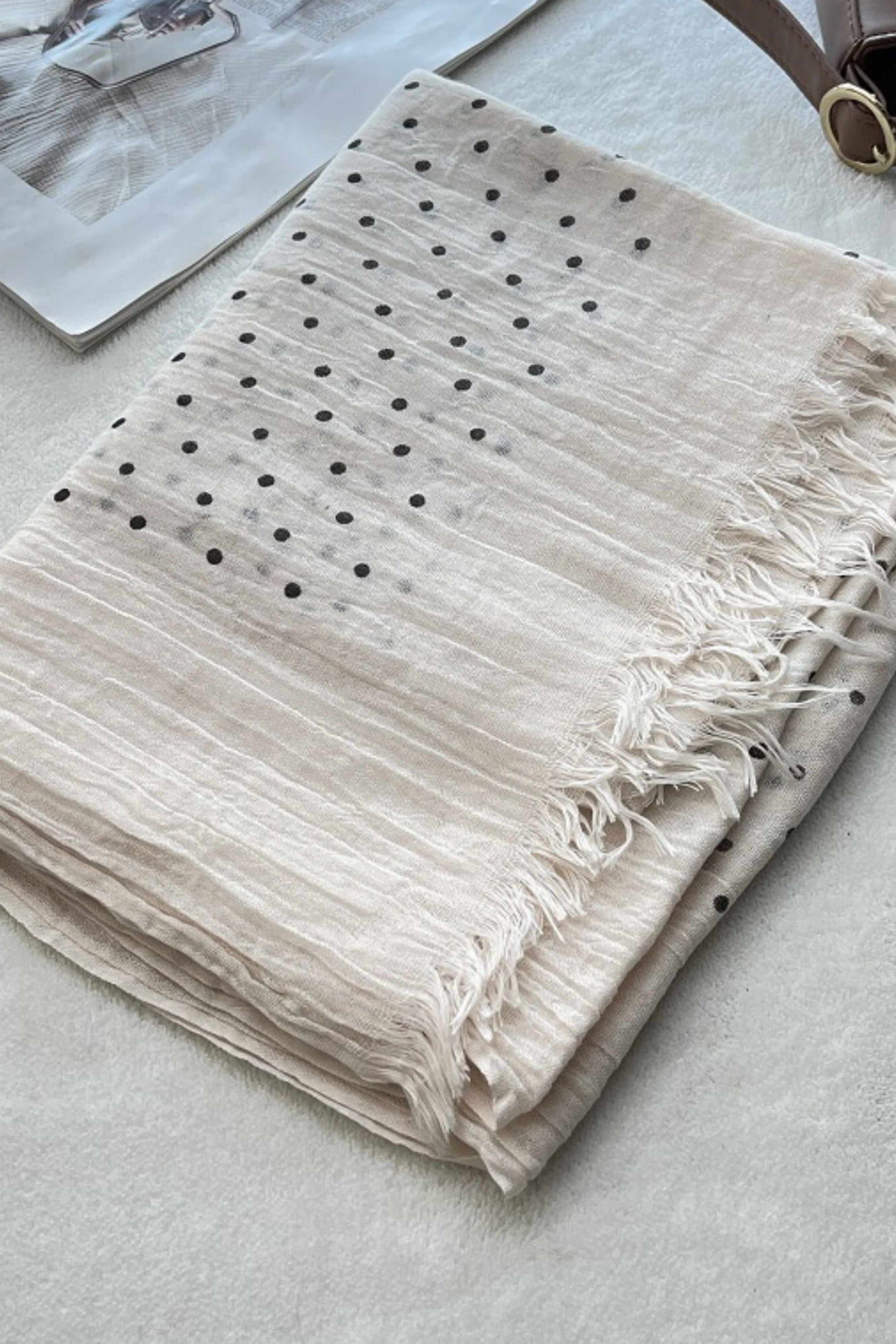 Деталь шарфа в чорні крапки, що показує м’яку фактуру матеріалу та елегантний стиль | KAMEA | Spironik.pl