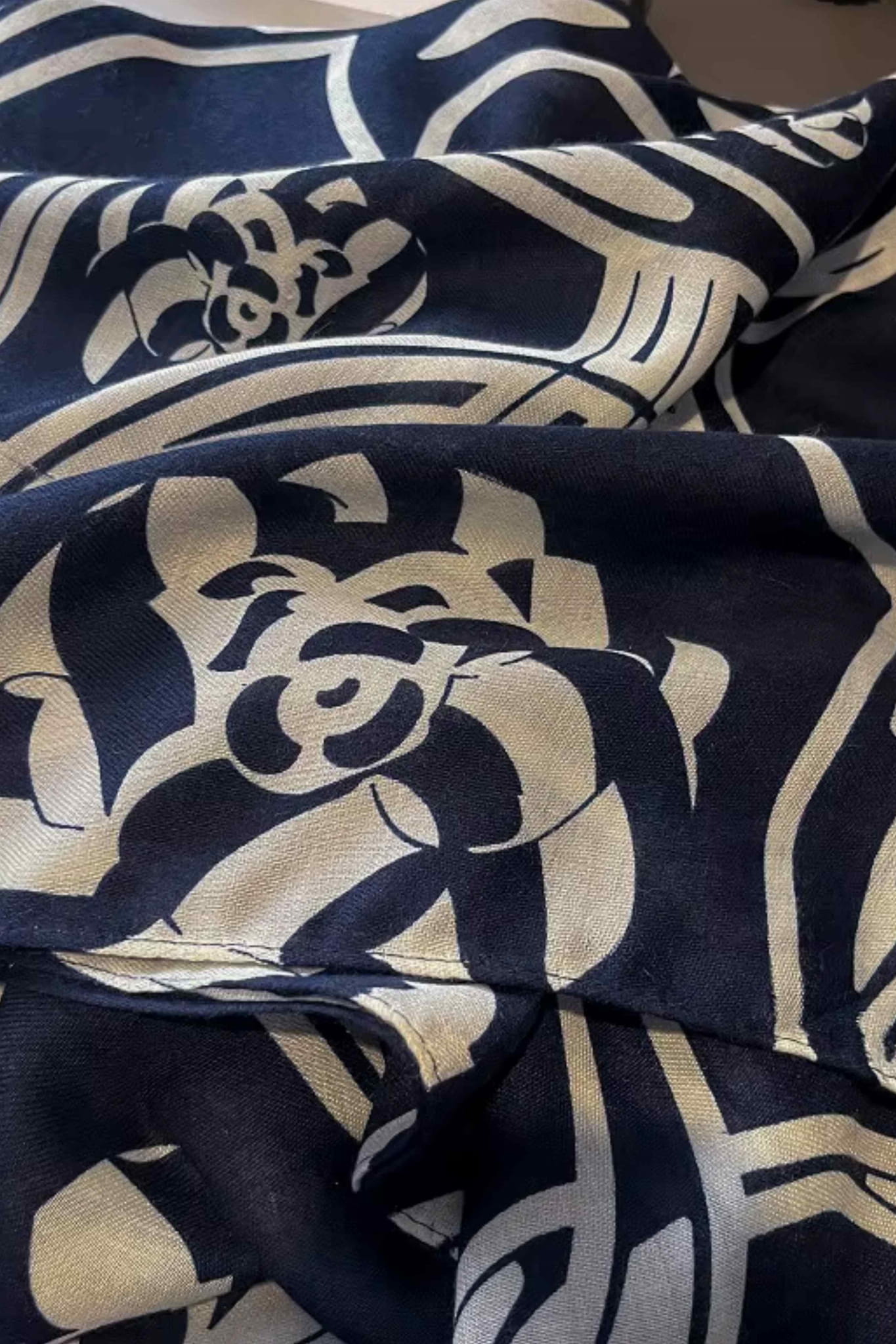 Szal o wymiarach 180x90 cm, doskonale układający się wokół szyi w różnych stylizacjach | KAMEA | Spironik.pl