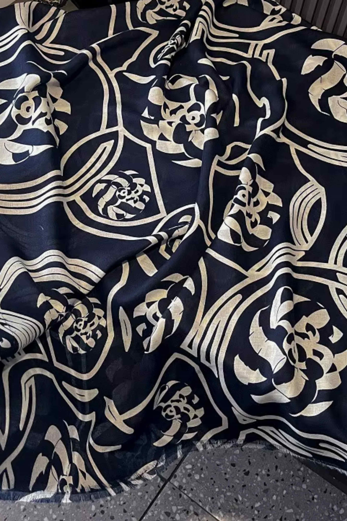 Detal szala ukazujący subtelną fakturę materiału 50% bawełna i 50% wiskoza | KAMEA | Spironik.pl