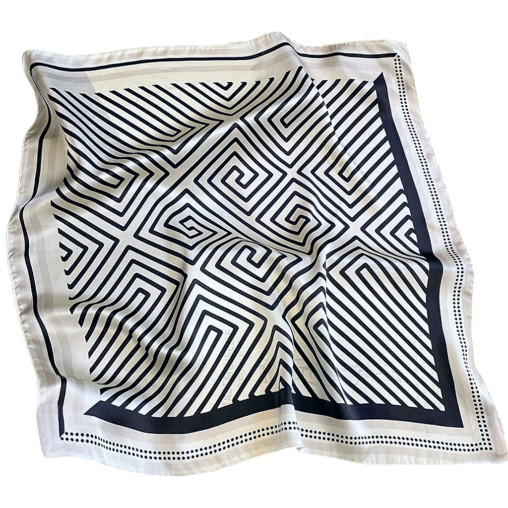 Rozměry šátku 70x70 cm, prezentující jeho proporce a použití v různých stylingech | KAMEA | Spironik.pl