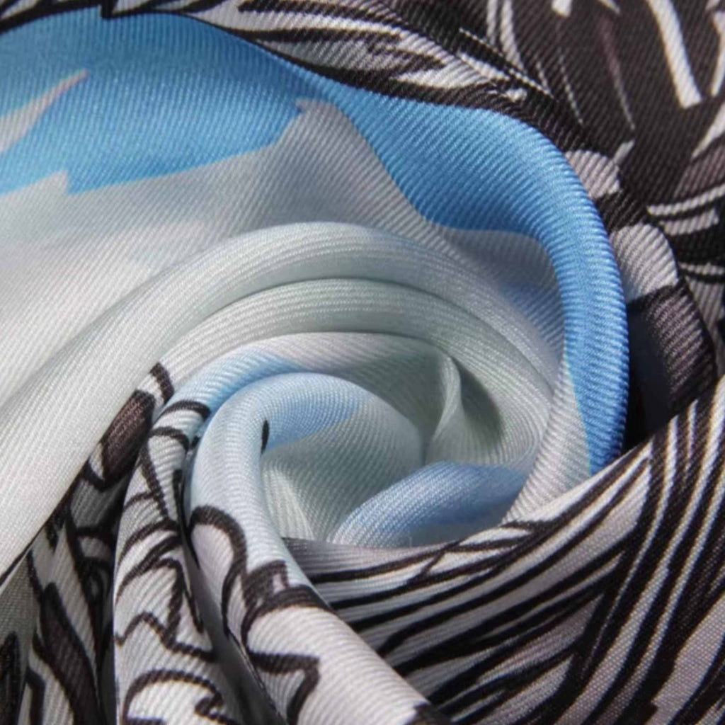 Bok apaszki "Crystal Valley" ukazujący subtelną fakturę jedwabiu i intensywne kolory | KAMEA | Spironik.pl