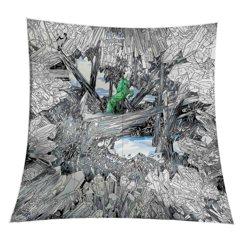 Skala apaszki "Crystal Valley" w porównaniu do dłoni, ukazująca jej rozmiar 70x70 cm | KAMEA | Spironik.pl