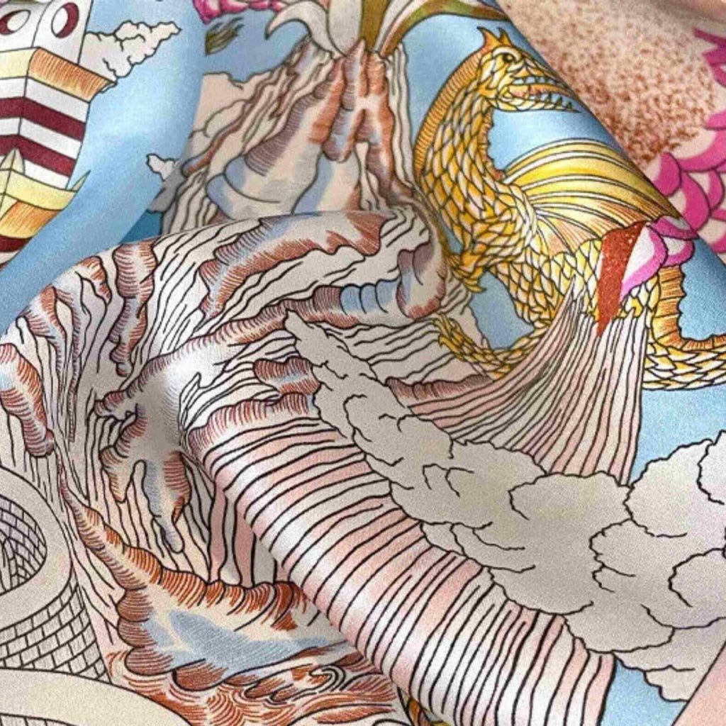 Skala apaszki Magic Journey w porównaniu do dłoni, ukazująca jej wymiary 70x70 cm | KAMEA | Spironik.pl