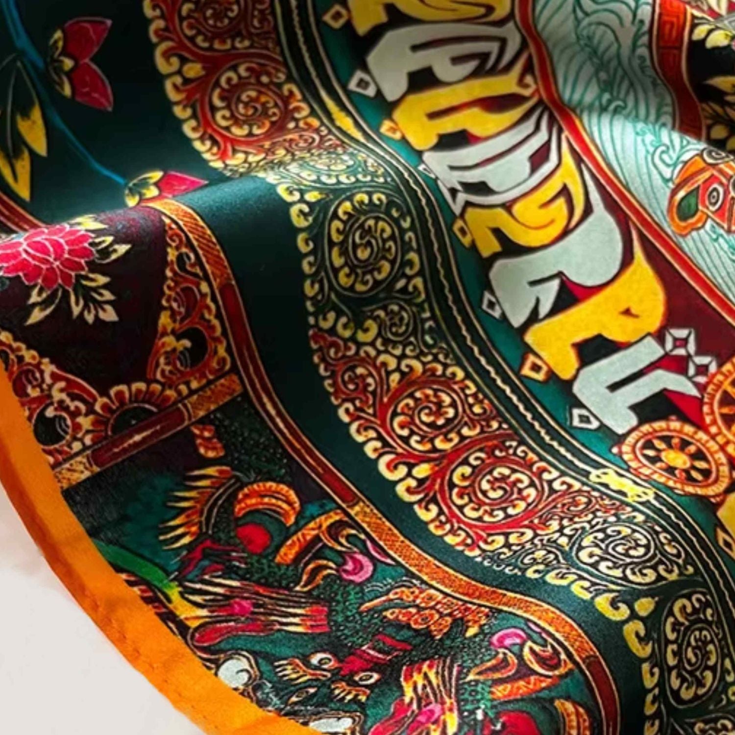 Bok apaszki Oriental Majesty z ornamentalnymi detalami w intensywnych kolorach | KAMEA | Spironik.pl