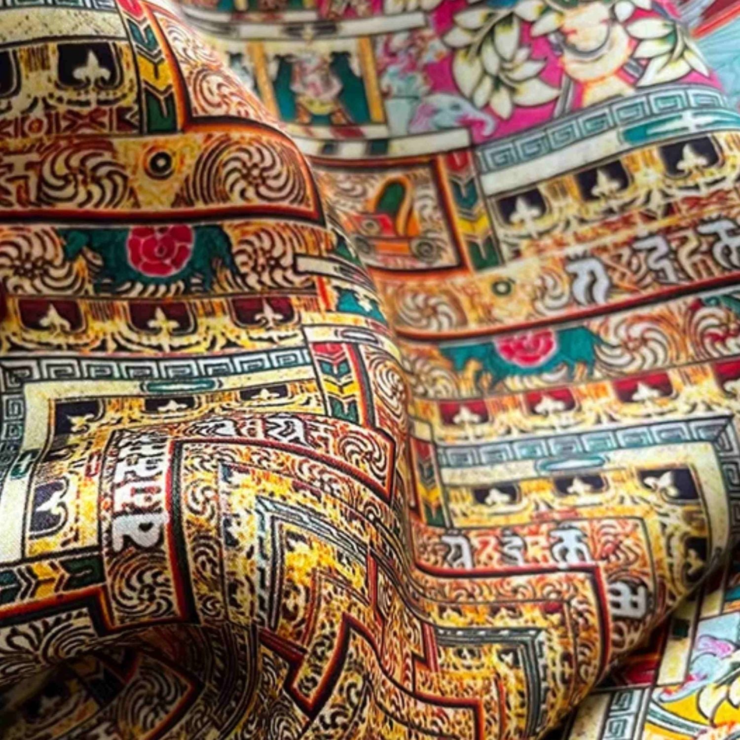 Apaszka w użyciu, stylowo zestawiona z klasyczną marynarką i sukienką | KAMEA | Spironik.pl