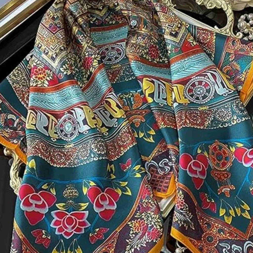 Faktura jedwabnej apaszki Oriental Majesty, podkreślająca luksusowy charakter materiału | KAMEA | Spironik.pl