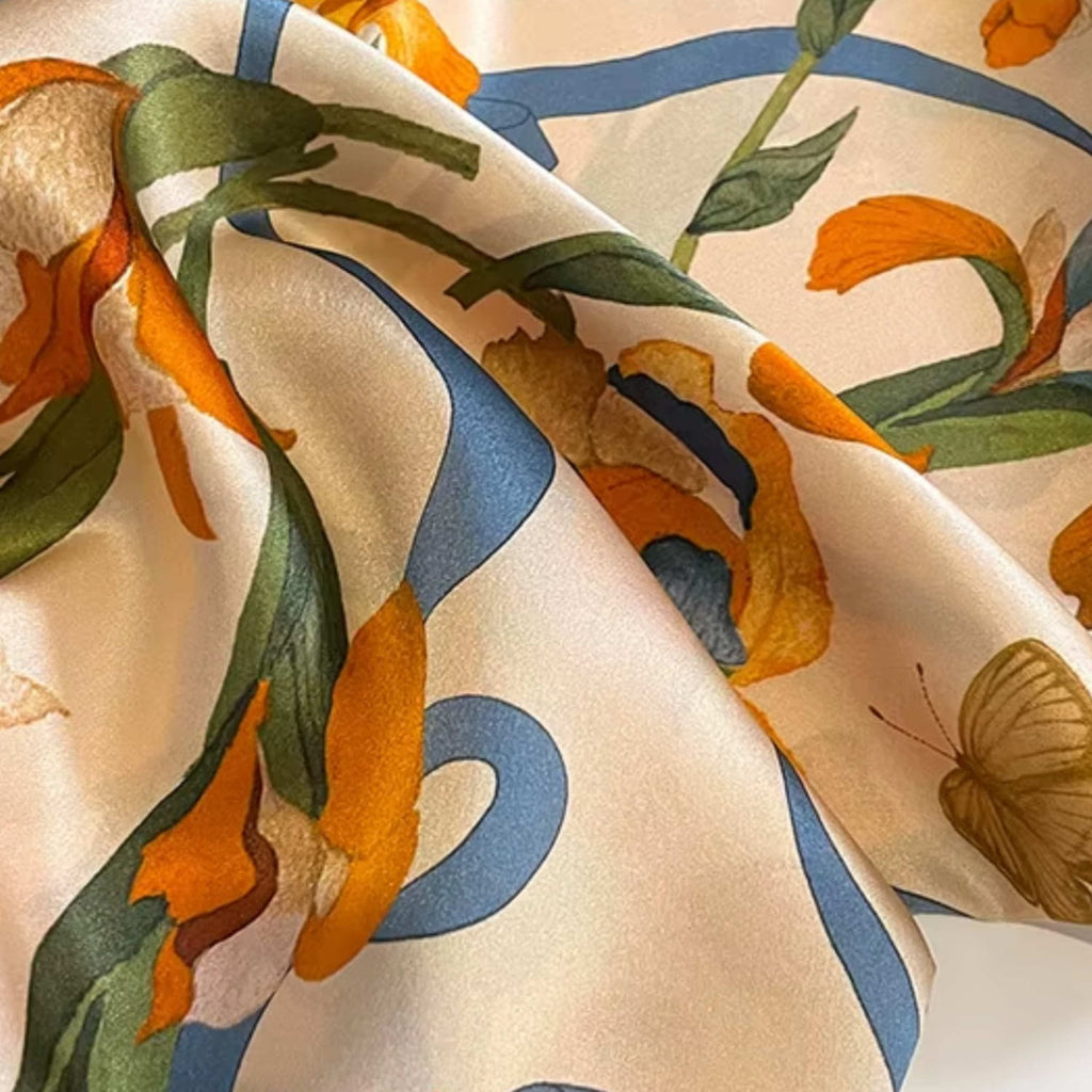 Bok apaszki Blue Blossom, prezentujący jej delikatną fakturę i pastelowe odcienie | KAMEA | Spironik.pl