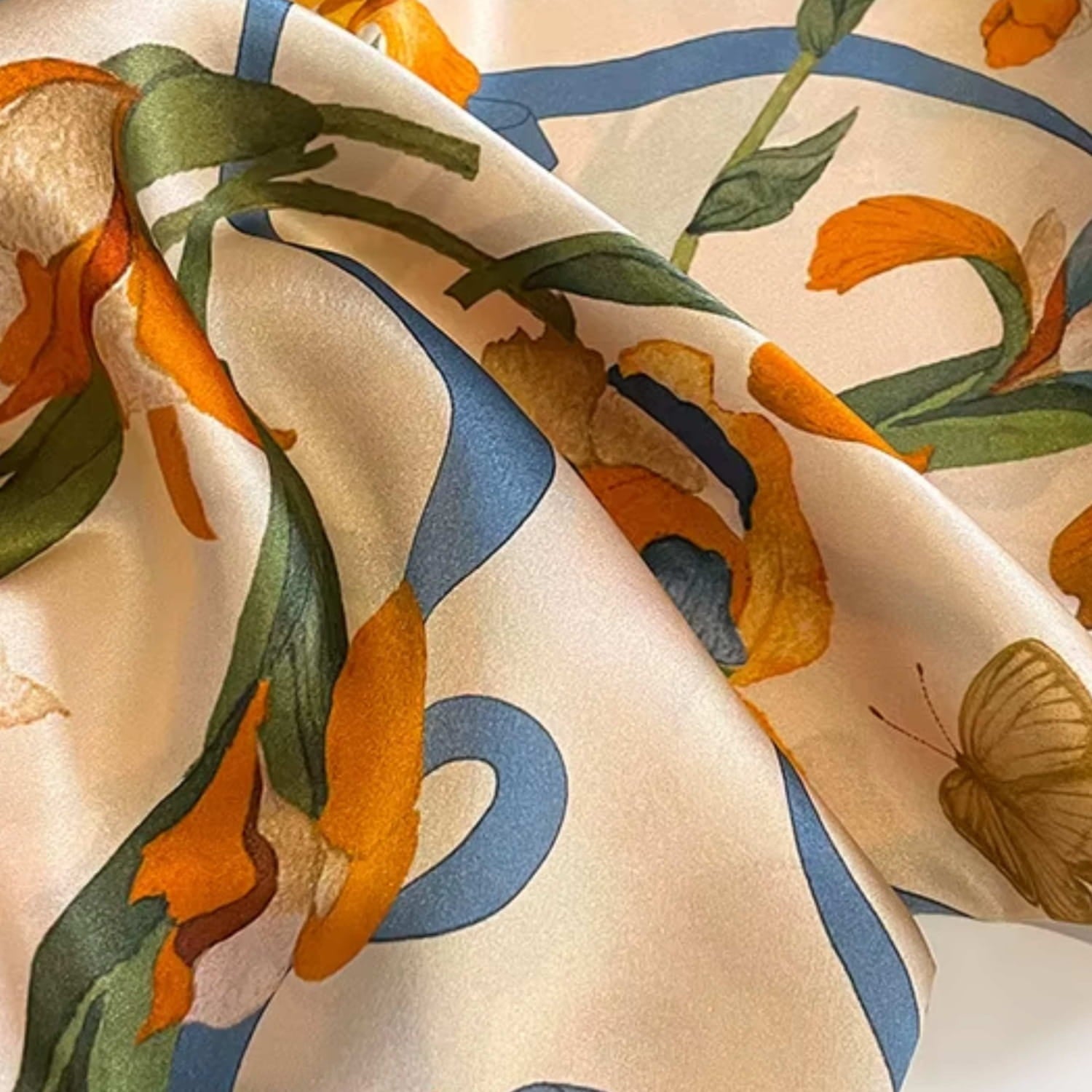 Bok apaszki Blue Blossom, prezentujący jej delikatną fakturę i pastelowe odcienie | KAMEA | Spironik.pl