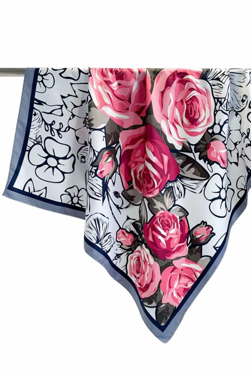 Detal apaszki 90x90 cm z wyrazistymi różami na białym tle, idealna jako dodatek do stylizacji | KAMEA | Spironik.pl