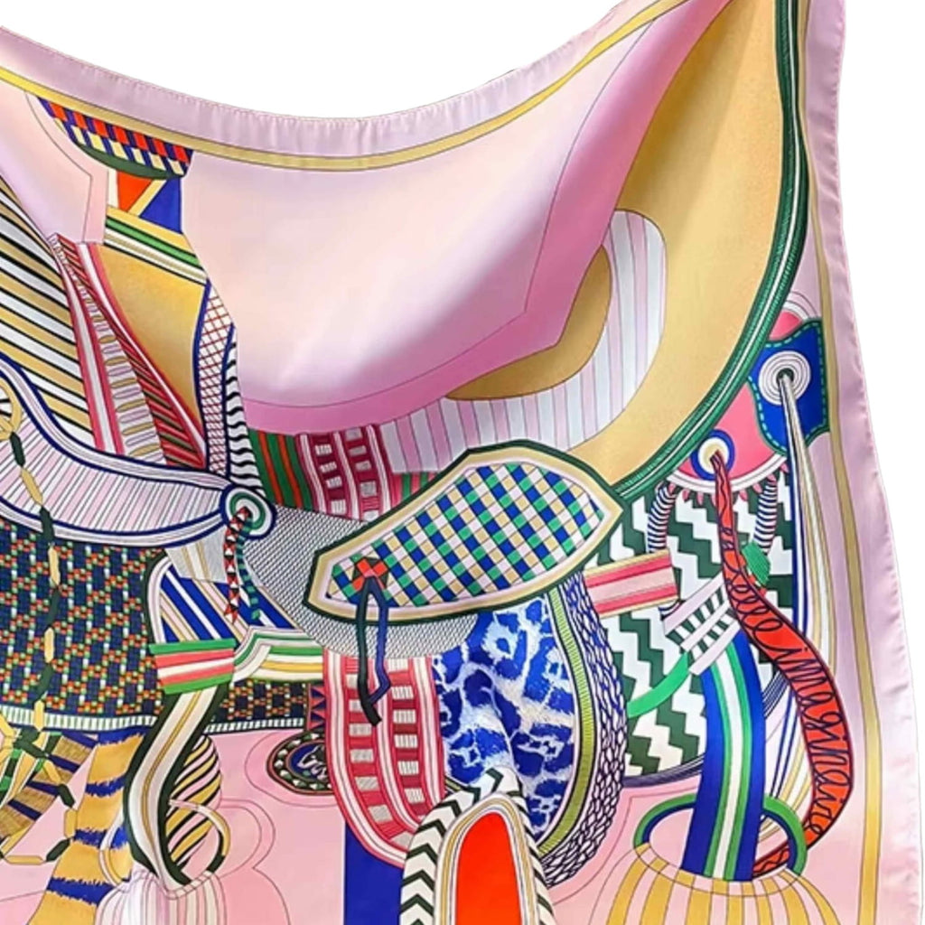 Zbliżenie na różową ramkę apaszki, podkreślającą jej elegancki i kobiecy charakter | KAMEA | Spironik.pl